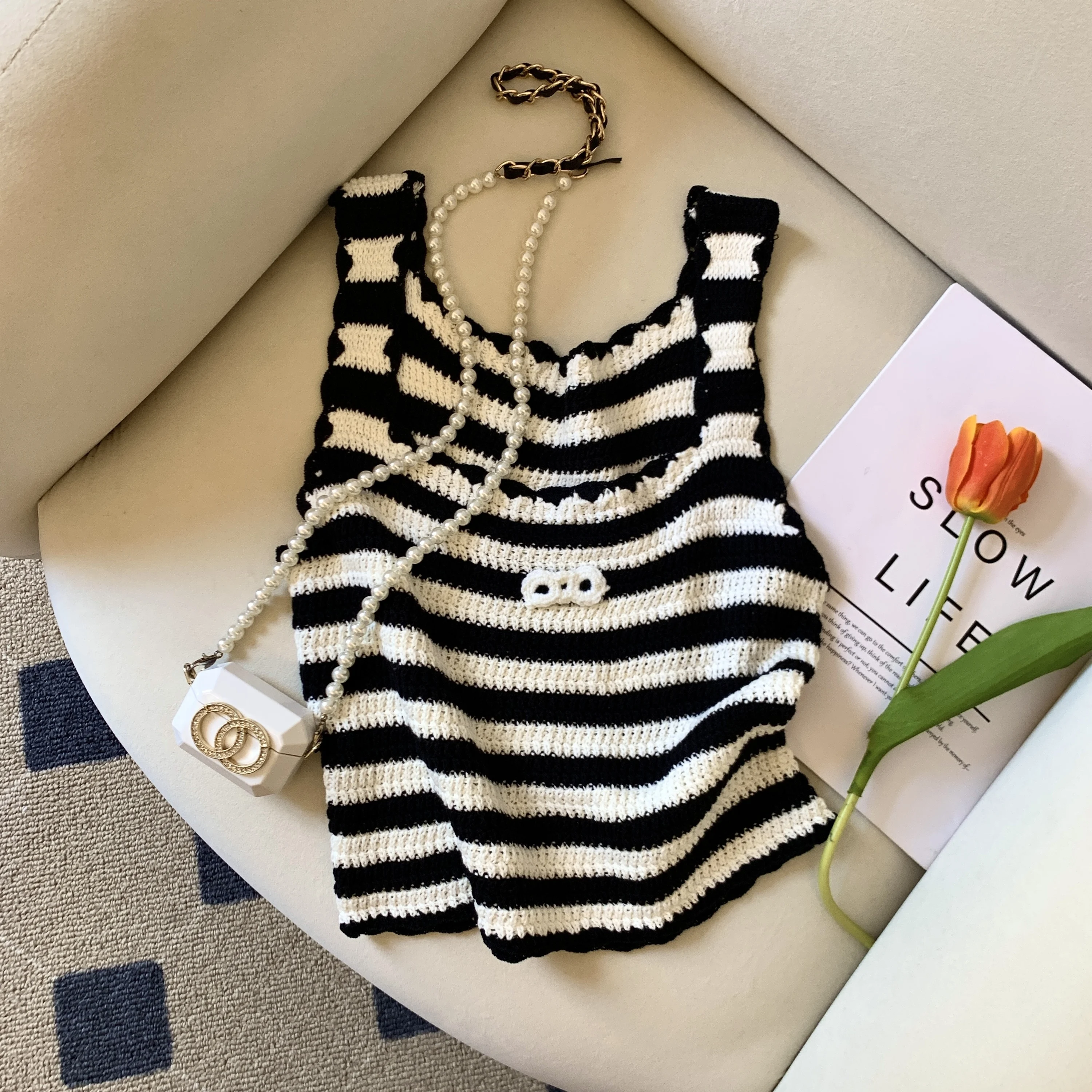 Korean Style Striped Sleeveless Knitted Vest Women's Summer New High-End Elegant Top Fashionable Commute Slim Fit Short Length
Korean Style Striped Sleeveless Knitted Vest Women's Summer New High-End Elegant Top Fashionable Commute Slim Fit Short Length