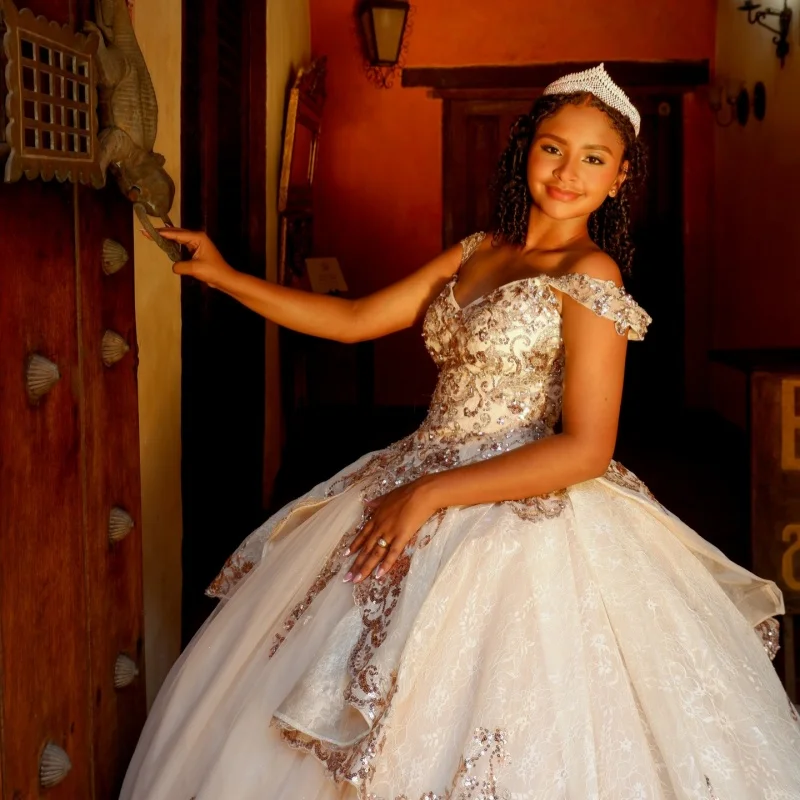 Light Champagne Quinceanera Dress off-shoulder Glitter Decal Layering Long tail Bow vestidos de 15 Quinceanera Customized
Light Champagne Quinceanera Dress off-shoulder Glitter Decal Layering Long tail Bow vestidos de 15 Quinceanera Customized