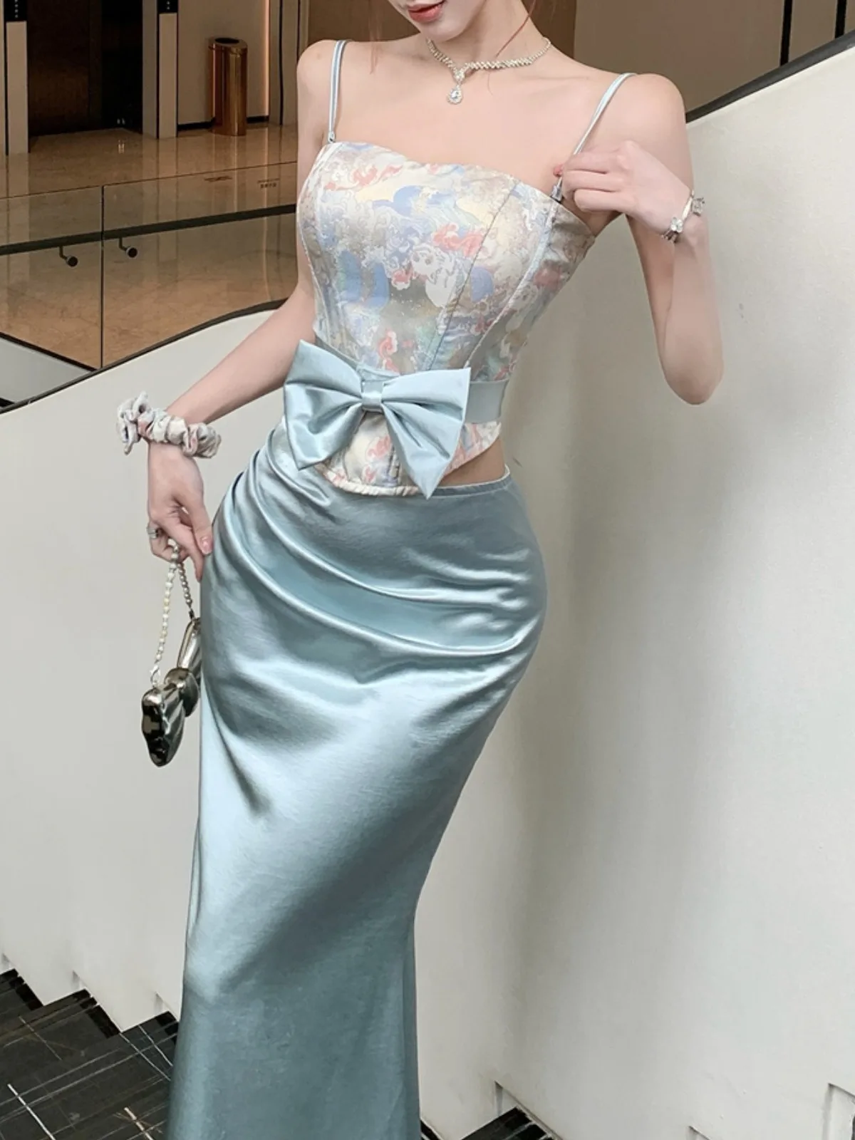 Slimming Satin Print Halter Neck Top And Fish Tail Skirt Set Women's Summer Fashion Ensemble Knot Design Elegant Feel
Slimming Satin Print Halter Neck Top And Fish Tail Skirt Set Women's Summer Fashion Ensemble Knot Design Elegant Feel