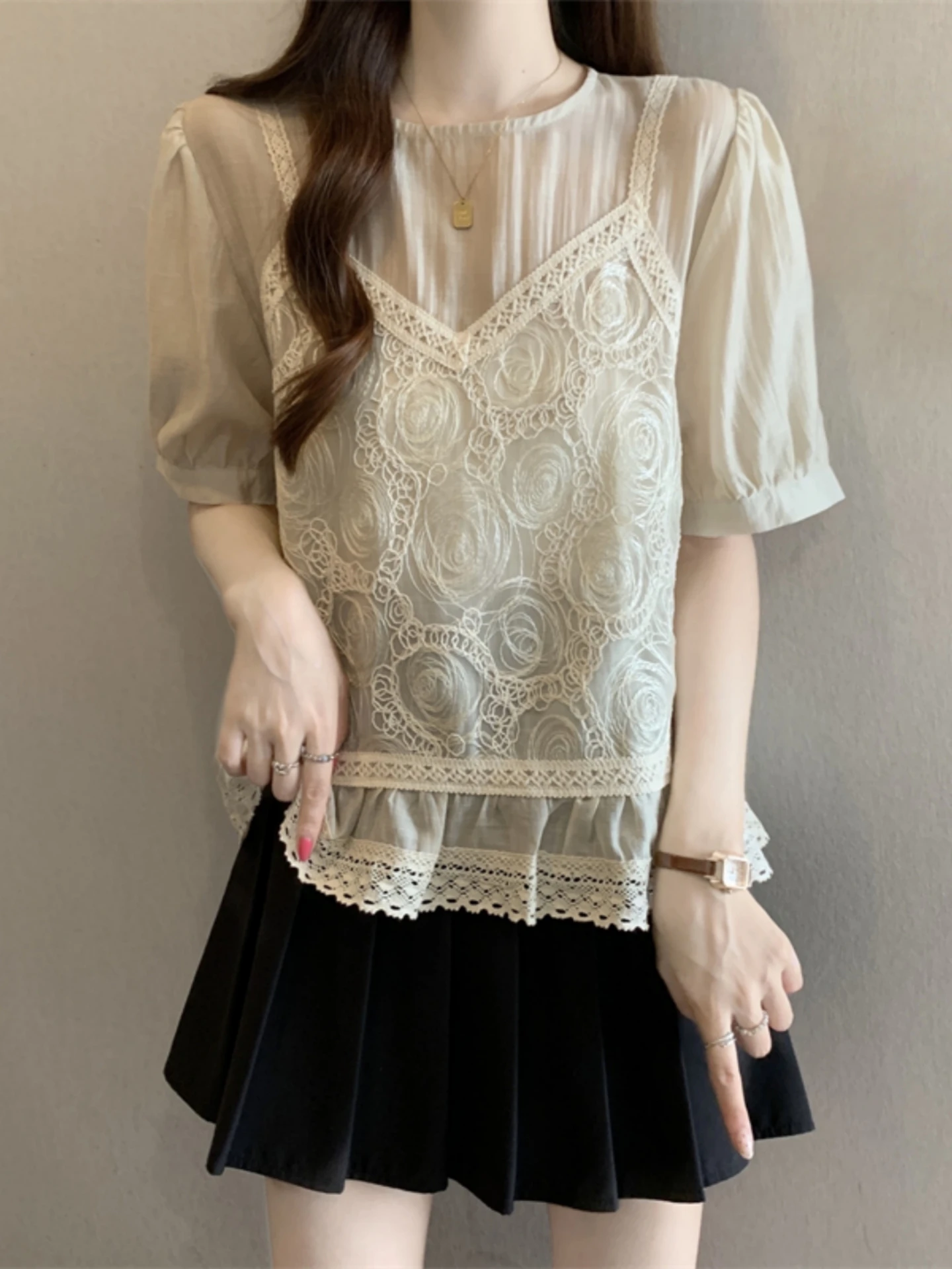 Summer New plus Size Women's Bubble Sleeve Chiffon Shirt Lace Splicing Short Sleeve Fake Two-Piece Hollow out round Neck Top
Summer New plus Size Women's Bubble Sleeve Chiffon Shirt Lace Splicing Short Sleeve Fake Two-Piece Hollow out round Neck Top