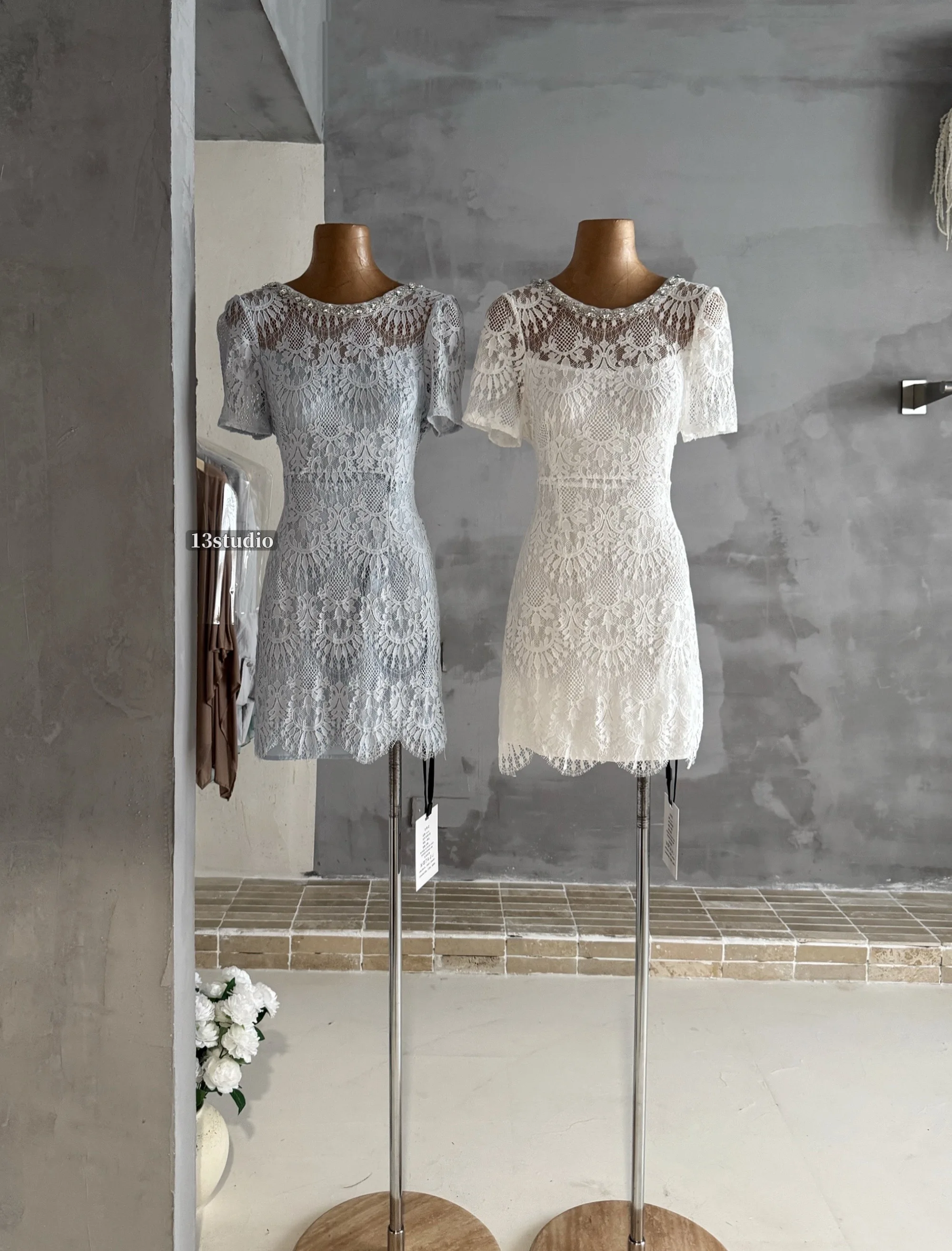 Women's Summer Elegant Diamonds O Neck Short Sleeve Embroidred Floral Short Dress Lady Solid Color Slim Dress
Women's Summer Elegant Diamonds O Neck Short Sleeve Embroidred Floral Short Dress Lady Solid Color Slim Dress
