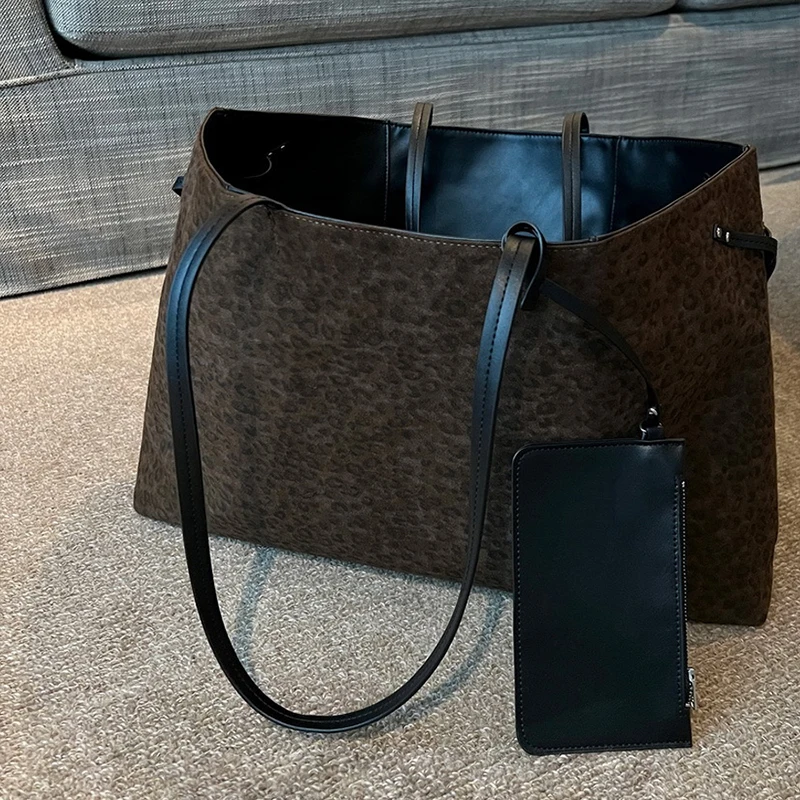 Модная матовая женская сумка-тоут с леопардовым принтом, повседневная пригородная сумка на плечо большой вместимости, простая двусторонняя сумка в стиле ретро, новинка 2026 года
Модная матовая женская сумка-тоут с леопардовым принтом, повседневная пригородная сумка на плечо большой вместимости, простая двусторонняя сумка в стиле ретро, новинка 2026 года