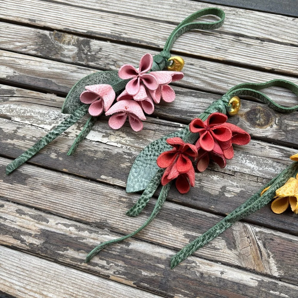 Genuine Leather Handmade Cowhide Luxurious Osmanthus Style Bag with Flower Charm Artificial Flower Pendant Accessory
Genuine Leather Handmade Cowhide Luxurious Osmanthus Style Bag with Flower Charm Artificial Flower Pendant Accessory