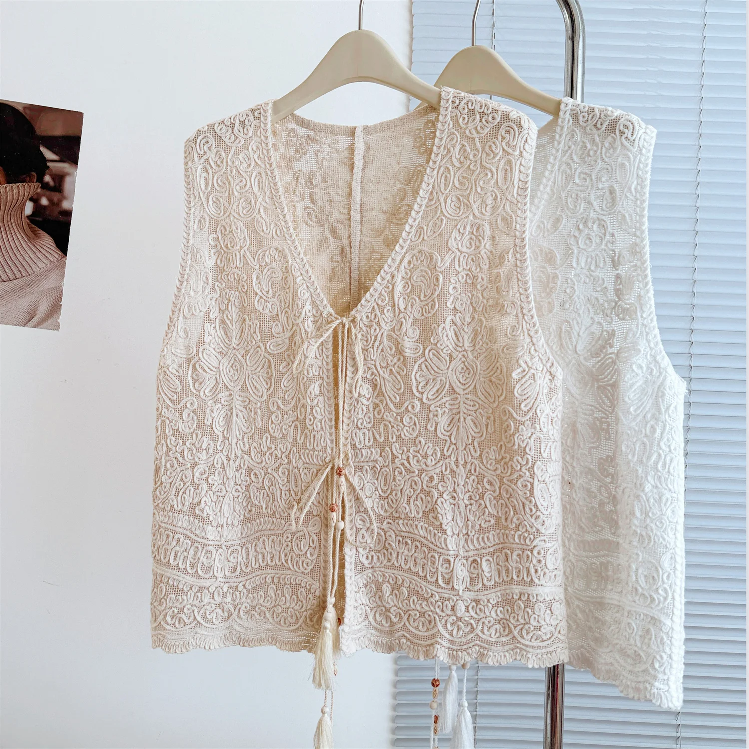 Retro Ethnic Style Lace Hollow out Vest Tassel Belt Design Lazy Loose Large Size Outerwear Layering Shirt Summer Season
Retro Ethnic Style Lace Hollow out Vest Tassel Belt Design Lazy Loose Large Size Outerwear Layering Shirt Summer Season