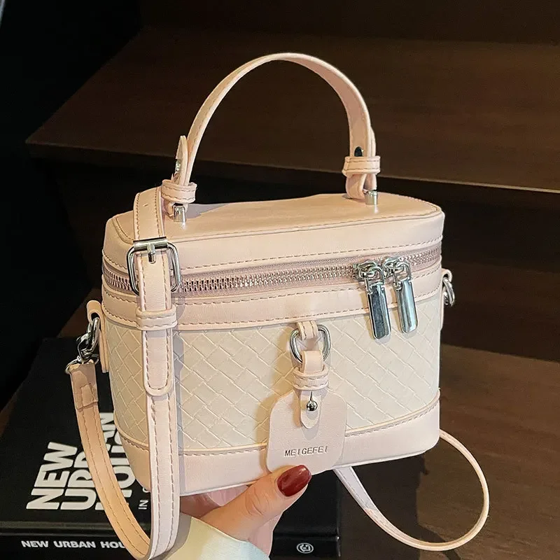Fashionable Wholesale, Simple and Elegant Hand-held Box Bags, Women's High-end Casual Commuting Crossbody Bags
Fashionable Wholesale, Simple and Elegant Hand-held Box Bags, Women's High-end Casual Commuting Crossbody Bags