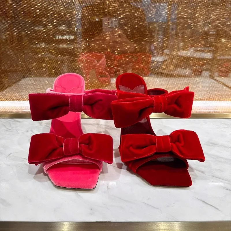 Summer new square suede patent leather bow fashion slippers stiletto high-heeled banquet dress versatile women's sandals
Summer new square suede patent leather bow fashion slippers stiletto high-heeled banquet dress versatile women's sandals