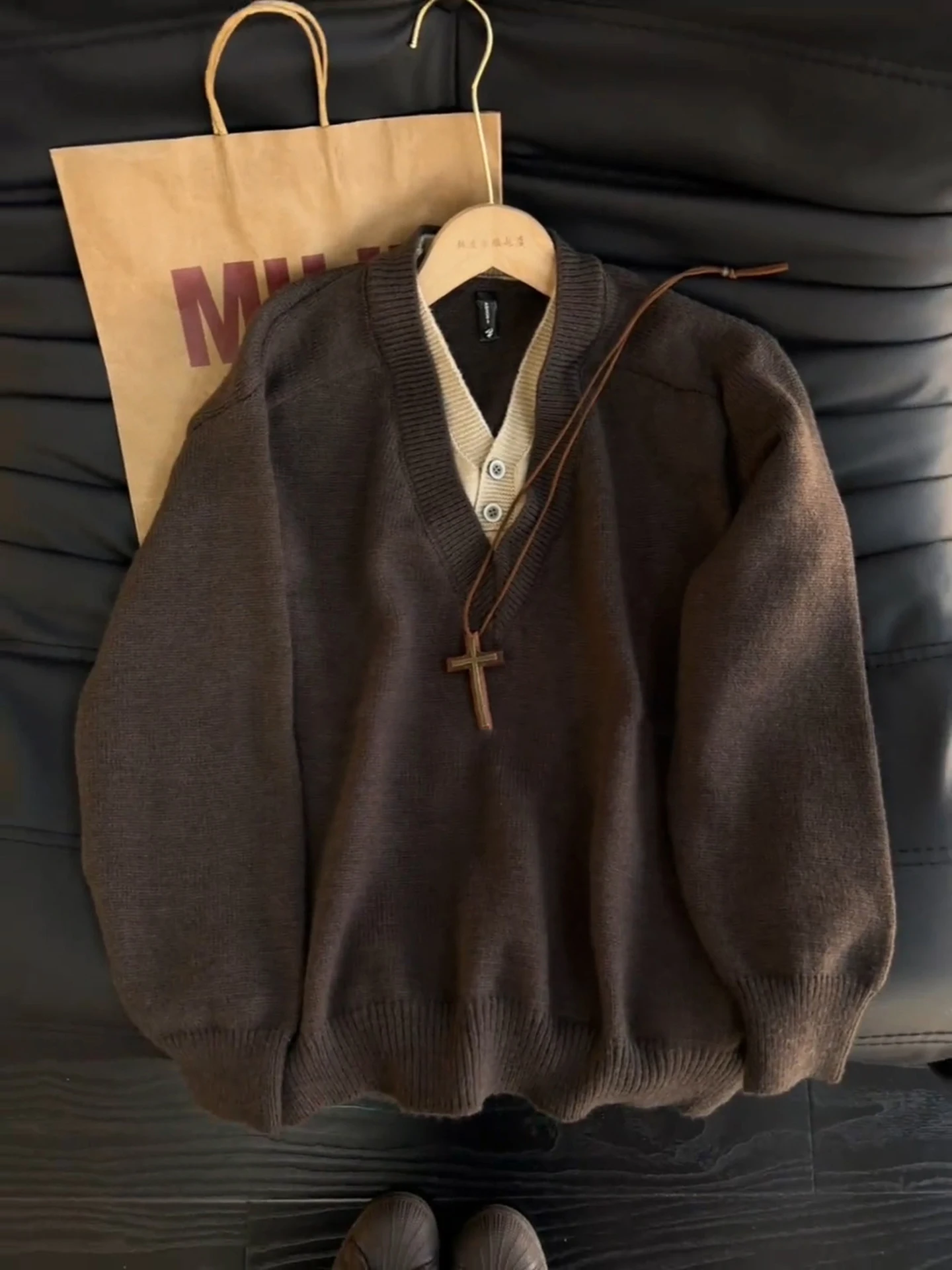 Мужской вязаный свитер с V-образным вырезом и карамельными вставками, осенне-зимний, повседневный, винтажный, из полиэфирного волокна, с длинными рукавами
Мужской вязаный свитер с V-образным вырезом и карамельными вставками, осенне-зимний, повседневный, винтажный, из полиэфирного волокна, с длинными рукавами