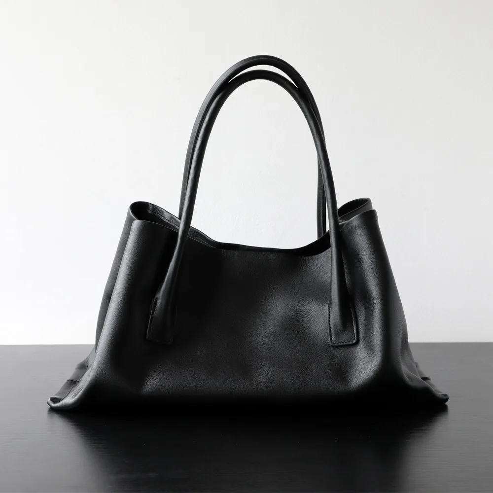 VOLVAETEC Light Luxury Niche First Layer Cowhide Tote Bag Large Capacity Shoulder Armpit Bag Commuter Big Ingot Handbag Women
VOLVAETEC Light Luxury Niche First Layer Cowhide Tote Bag Large Capacity Shoulder Armpit Bag Commuter Big Ingot Handbag Women