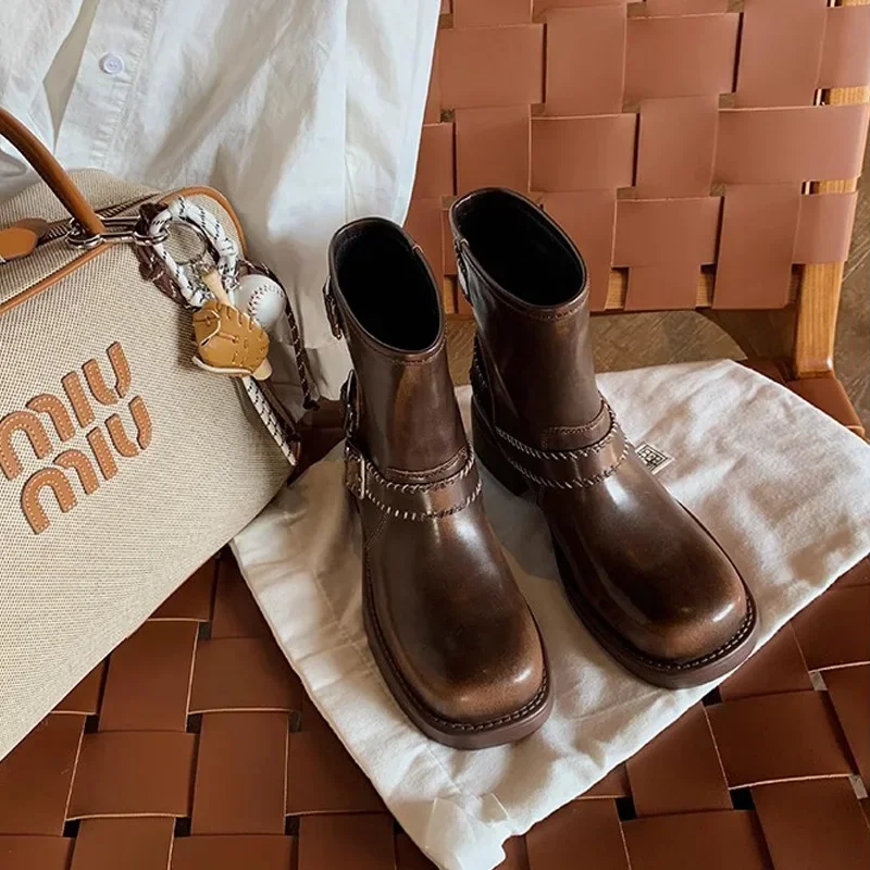 New Vintage Colored Belt Buckle To Make Old Chunky Heels Motorcycle English Style Short Boots New Women Woman Shoes
New Vintage Colored Belt Buckle To Make Old Chunky Heels Motorcycle English Style Short Boots New Women Woman Shoes