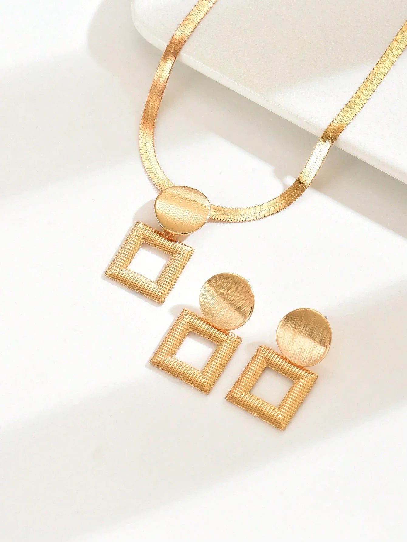 Gold Tone Geometric Pendant Necklace And Earrings Set For Women Minimalist Clavicle Jewelry
Gold Tone Geometric Pendant Necklace And Earrings Set For Women Minimalist Clavicle Jewelry