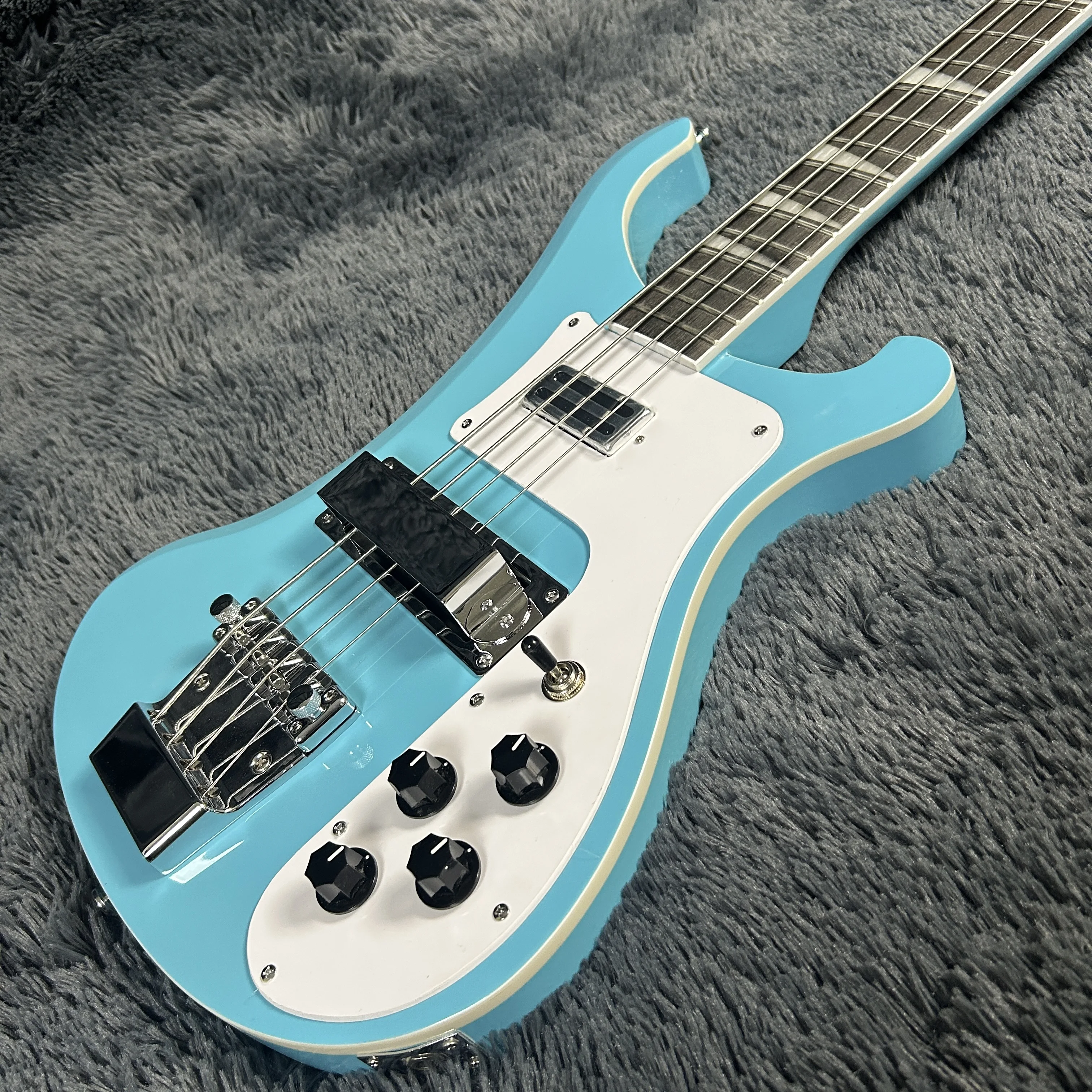 Hot Sale Bass Guitars 4003 Version 22 Frets Sky Blue Color 844 mm Scale Length
Hot Sale Bass Guitars 4003 Version 22 Frets Sky Blue Color 844 mm Scale Length