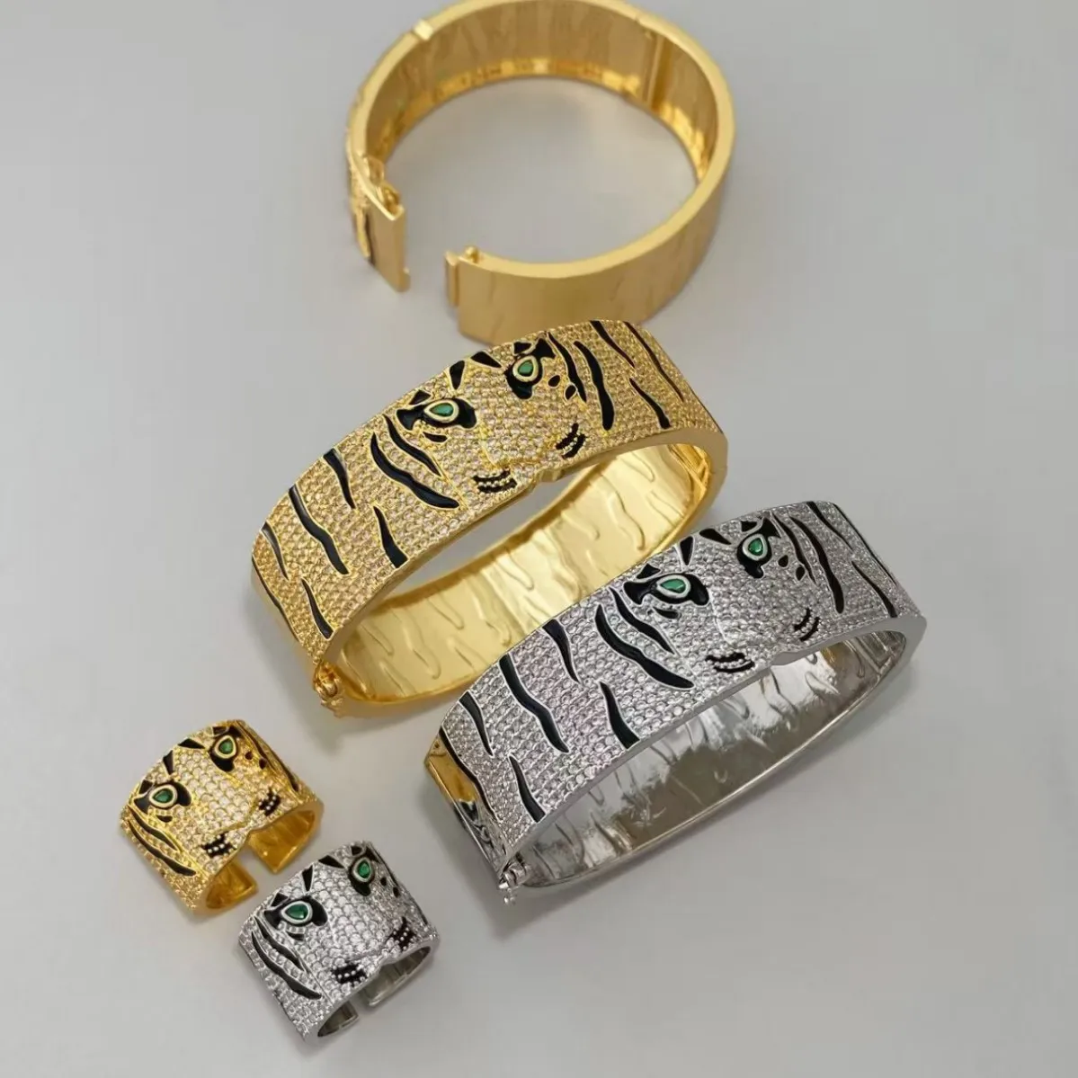 New European and American Fashion Wide Version Green-Eyed Tiger Full Zircon Ring Bracelet
New European and American Fashion Wide Version Green-Eyed Tiger Full Zircon Ring Bracelet