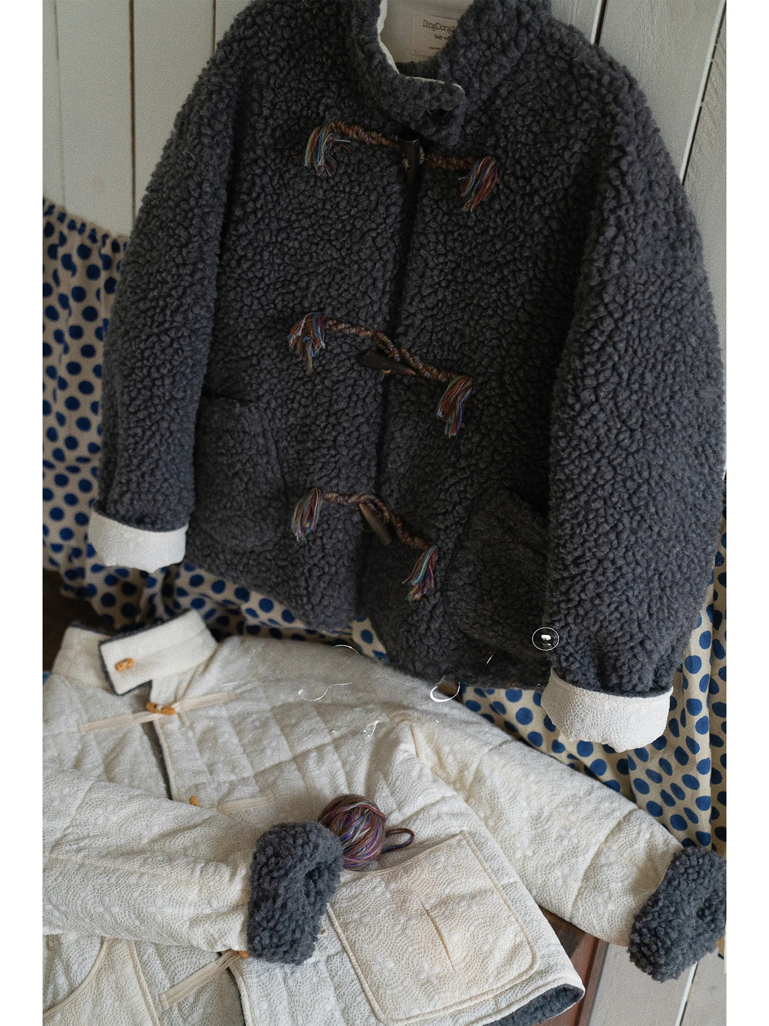 Двустороннее пальто из овчины DingDongMa ручной работы, шерстяное, винтажное, свободного кроя, с длинными рукавами, для женщин
Двустороннее пальто из овчины DingDongMa ручной работы, шерстяное, винтажное, свободного кроя, с длинными рукавами, для женщин