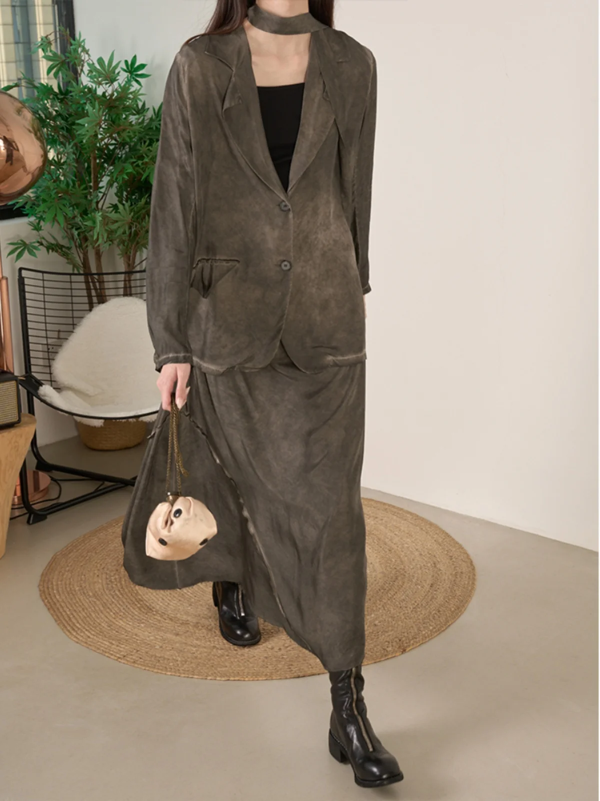 Костюм LANVIVIER: Тонкий пиджак с отложным воротником и юбка миди с завязками, с эффектом чайных пятен, в художественном стиле
Костюм LANVIVIER: Тонкий пиджак с отложным воротником и юбка миди с завязками, с эффектом чайных пятен, в художественном стиле