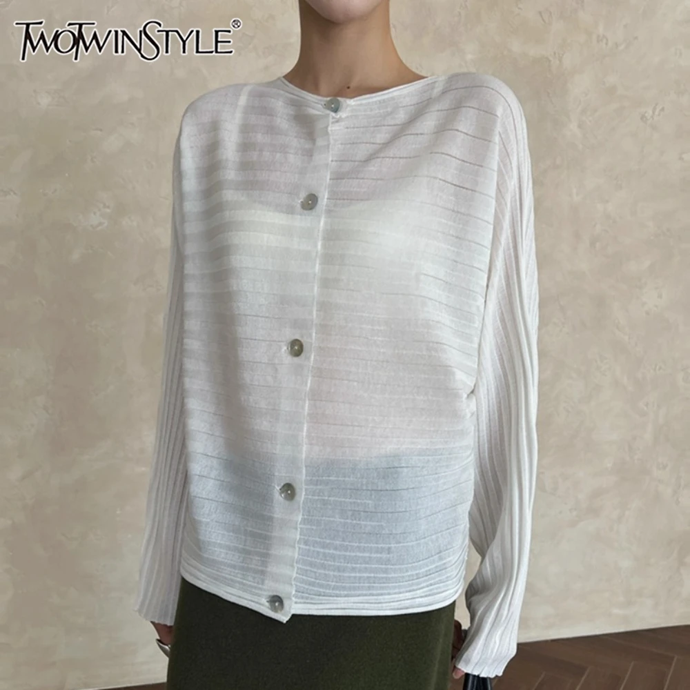 TWOTWINSTYLE однотонный однобортный свитер женский с круглым вырезом и длинным рукавом свободные повседневные женские свитера осенняя мода
TWOTWINSTYLE однотонный однобортный свитер женский с круглым вырезом и длинным рукавом свободные повседневные женские свитера осенняя мода