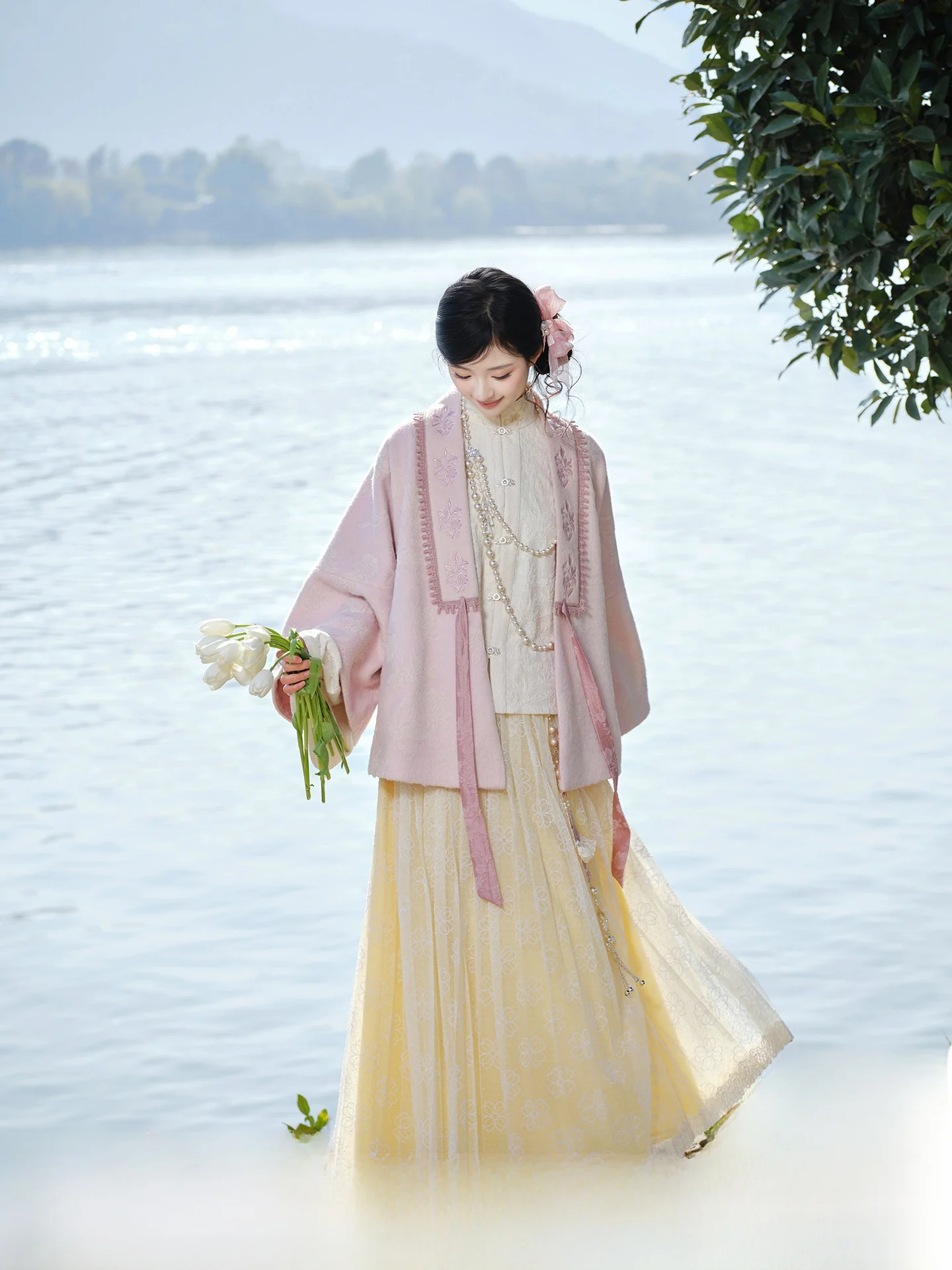 Комплект Hanfu: Весенний праздничный шерстяной пальто-накидка и нежная тюлевая юбка. Женская премиум-мода.
Комплект Hanfu: Весенний праздничный шерстяной пальто-накидка и нежная тюлевая юбка. Женская премиум-мода.