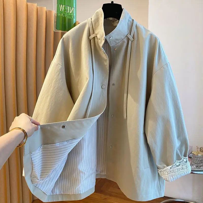Cuff Lace Windbreaker With Women's Spring And Autumn Temperament Fluttering Ribbon Single Breasted Loose Standing Collar Jacke
Cuff Lace Windbreaker With Women's Spring And Autumn Temperament Fluttering Ribbon Single Breasted Loose Standing Collar Jacke