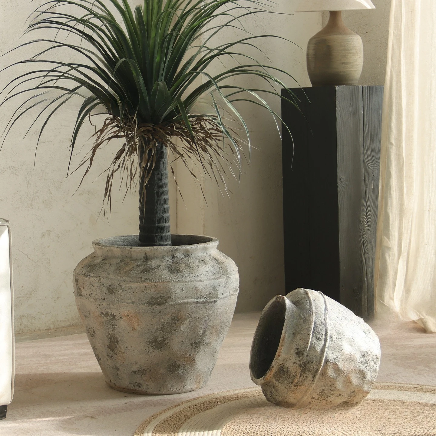 Retro cement flower pot antique large pot round old texture homestay soft courtyard decoration large floor flower vase
Retro cement flower pot antique large pot round old texture homestay soft courtyard decoration large floor flower vase