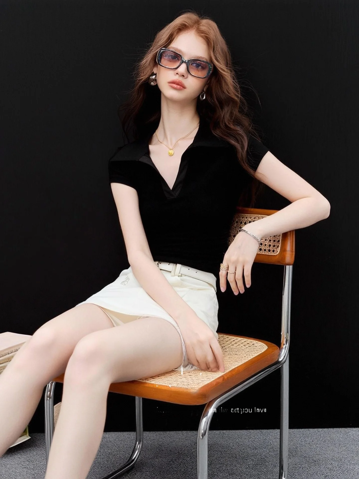 Huaappuw Women's Sporty Style T-shirt Summer 2026 Folded Waist V-neck Slimming Top Commute Fashion Casual Wear
Huaappuw Women's Sporty Style T-shirt Summer 2026 Folded Waist V-neck Slimming Top Commute Fashion Casual Wear