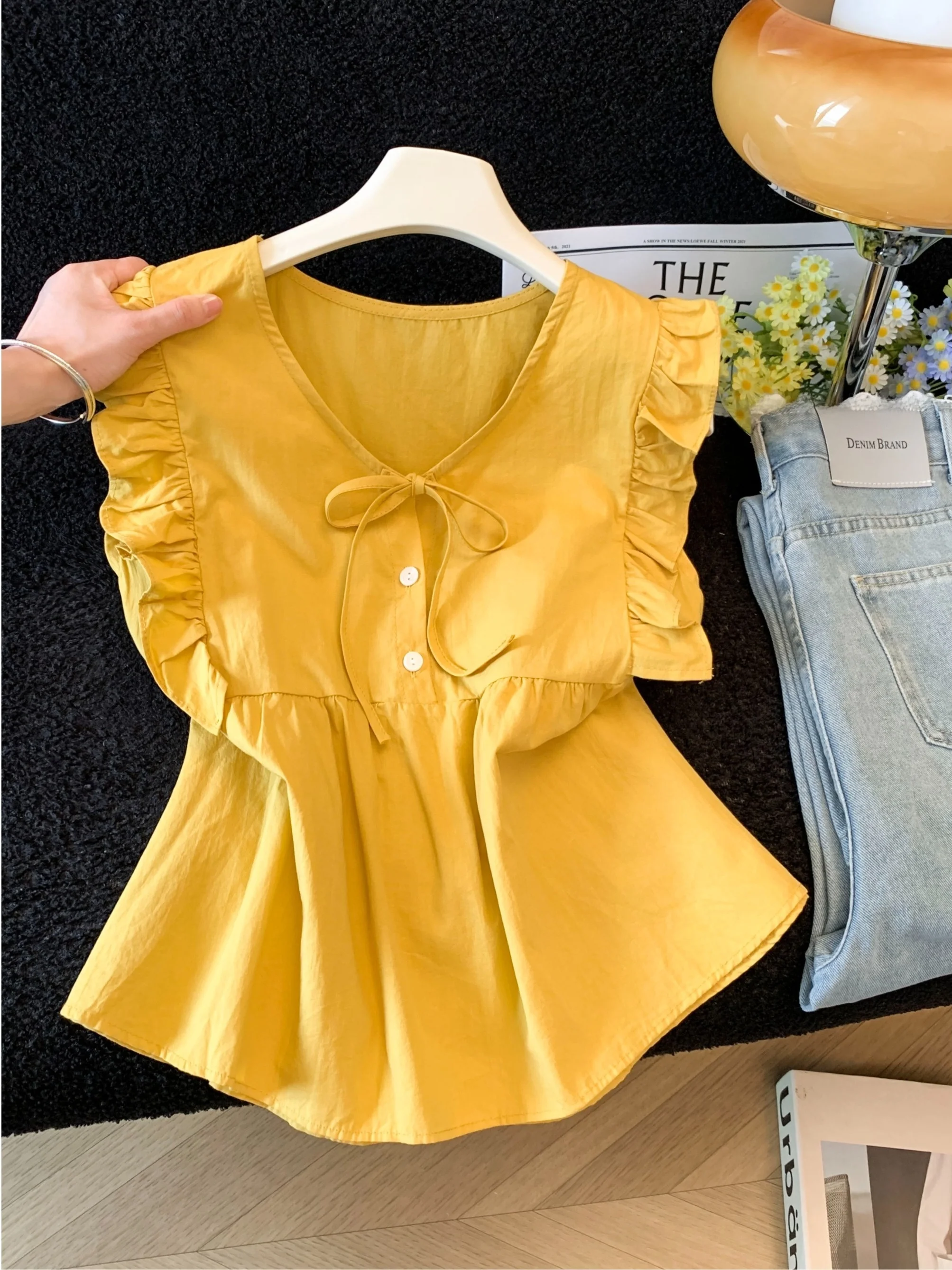 Korean Style V-Neck Sleeveless Shirt with Bow Tie Wooden Design Breathable Slimming Top for Women Summer Fashion
Korean Style V-Neck Sleeveless Shirt with Bow Tie Wooden Design Breathable Slimming Top for Women Summer Fashion