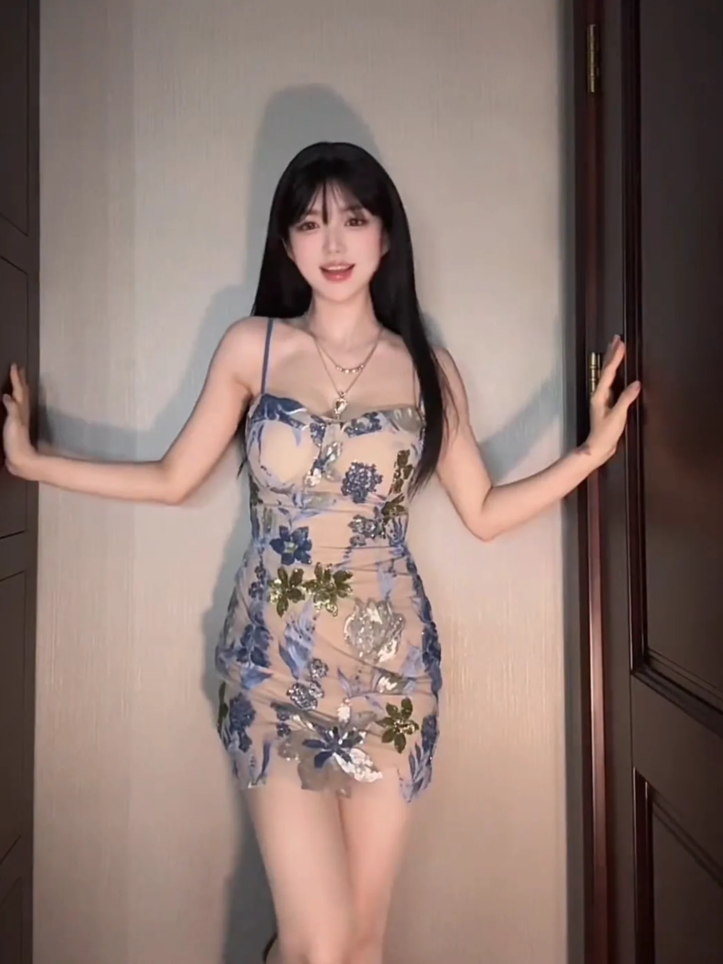 Elegant Embroidered Sequin Strap Dress Women's Summer Slimming Short Skirt Luxury Style Zipper Backless Citywalk Tour Date Party
Elegant Embroidered Sequin Strap Dress Women's Summer Slimming Short Skirt Luxury Style Zipper Backless Citywalk Tour Date Party