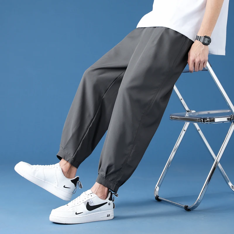 Винтажные летние широкие брюки из тонкого ледяного шелка, мужские свободные повседневные джинсы с девятью точками, молодежные энергетические прямые спортивные брюки
Винтажные летние широкие брюки из тонкого ледяного шелка, мужские свободные повседневные джинсы с девятью точками, молодежные энергетические прямые спортивные брюки