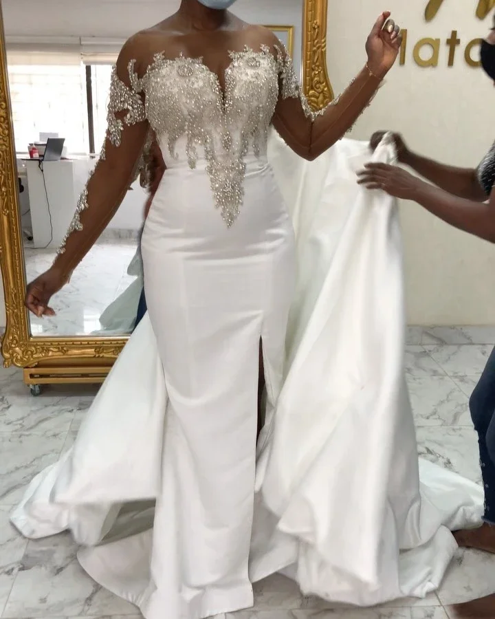 Customized Stunning Plus Size Wedding Gowns Long Sleeves Sexy Split Satin Mermaid Crystals Beading Bridal Gown
Customized Stunning Plus Size Wedding Gowns Long Sleeves Sexy Split Satin Mermaid Crystals Beading Bridal Gown