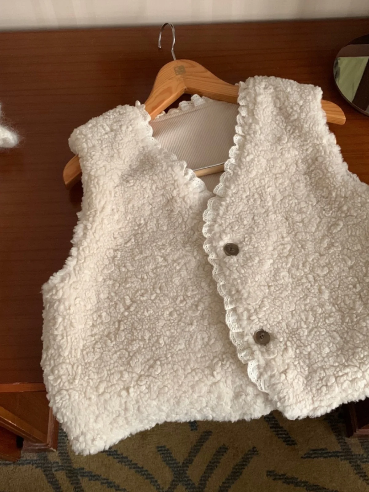 Retro Lamb Fur Vest Outerwear Women's Korean Sle Faionable Agel Versatile Two-Sided Wear Svel Trendy Top
Retro Lamb Fur Vest Outerwear Women's Korean Sle Faionable Agel Versatile Two-Sided Wear Svel Trendy Top
