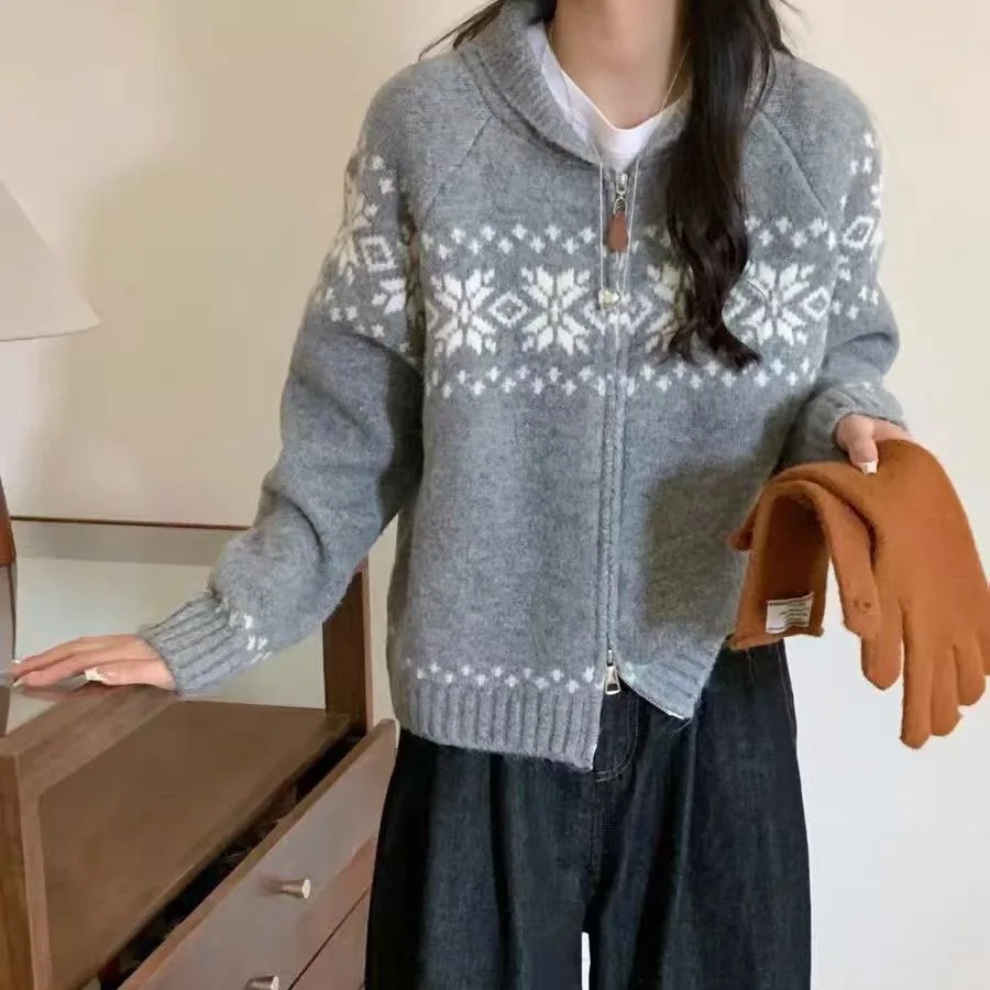 Korean Retro Fer Island Cardigan Sweater Jacket for Female Students in Autumn and Winter, Loose Soft and Sticky Knit Sweater
Korean Retro Fer Island Cardigan Sweater Jacket for Female Students in Autumn and Winter, Loose Soft and Sticky Knit Sweater
