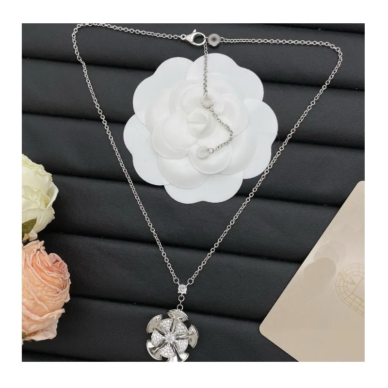 Diamond Flower Necklace Alphabet Home Personality Trend Necklace Fashion Light Luxury Internet Celebrity Premium Sense
Diamond Flower Necklace Alphabet Home Personality Trend Necklace Fashion Light Luxury Internet Celebrity Premium Sense