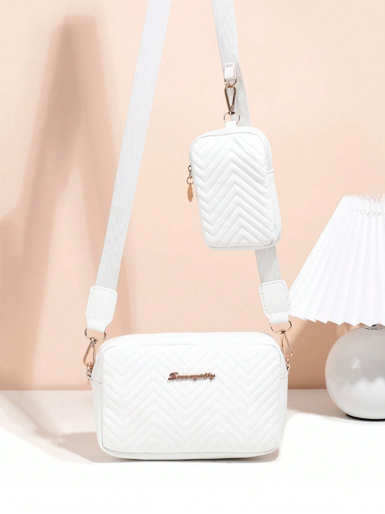 1pc Girls Mini Wave Pattern Embossed Letter Pouch, Phone Wallet Coin Purse
1pc Girls Mini Wave Pattern Embossed Letter Pouch, Phone Wallet Coin Purse