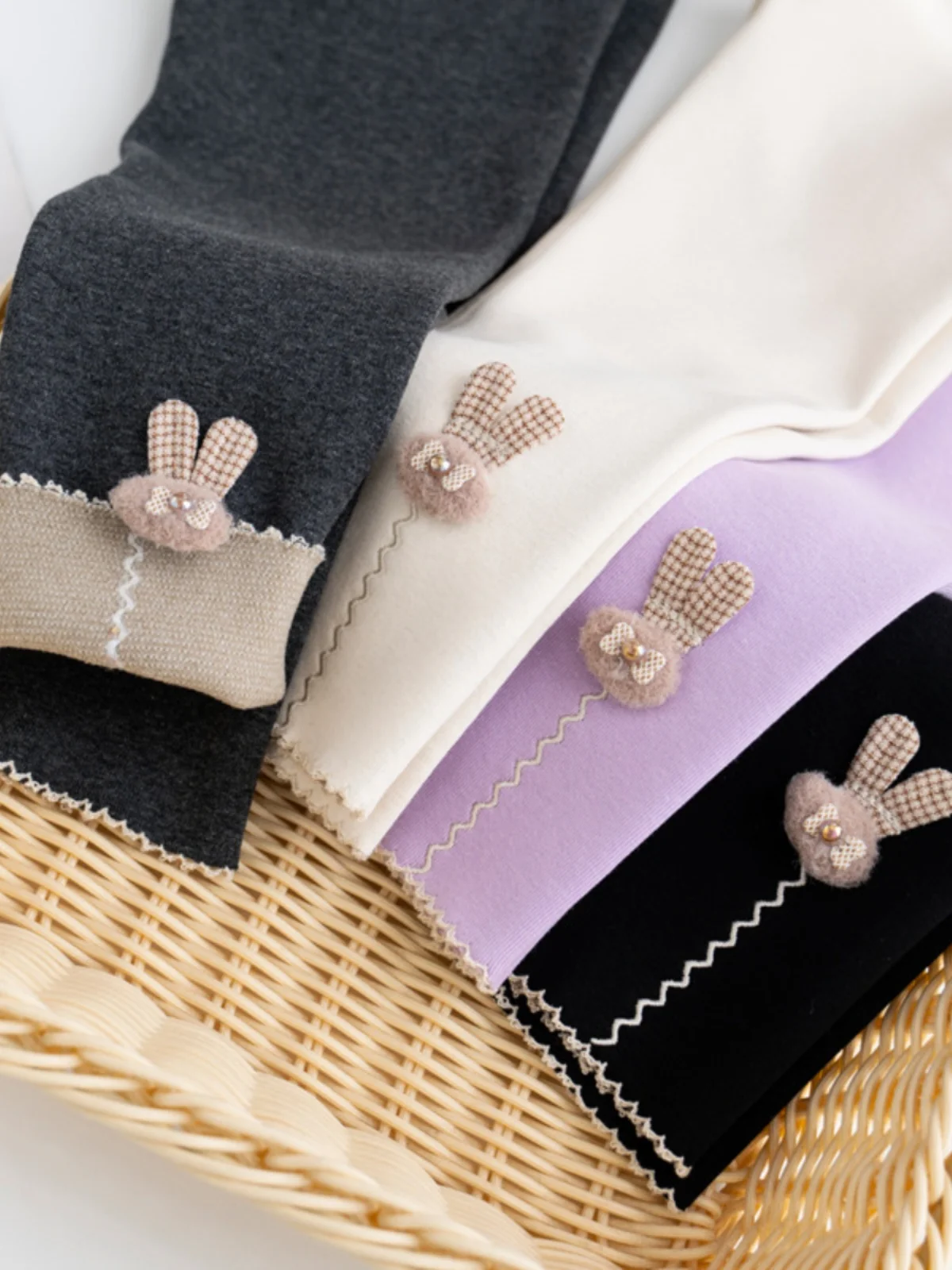 Thiened зимние хлопковые штаны для девочек, теплые брюки с кроликом, модные длинные леггинсы для детей
Thiened зимние хлопковые штаны для девочек, теплые брюки с кроликом, модные длинные леггинсы для детей