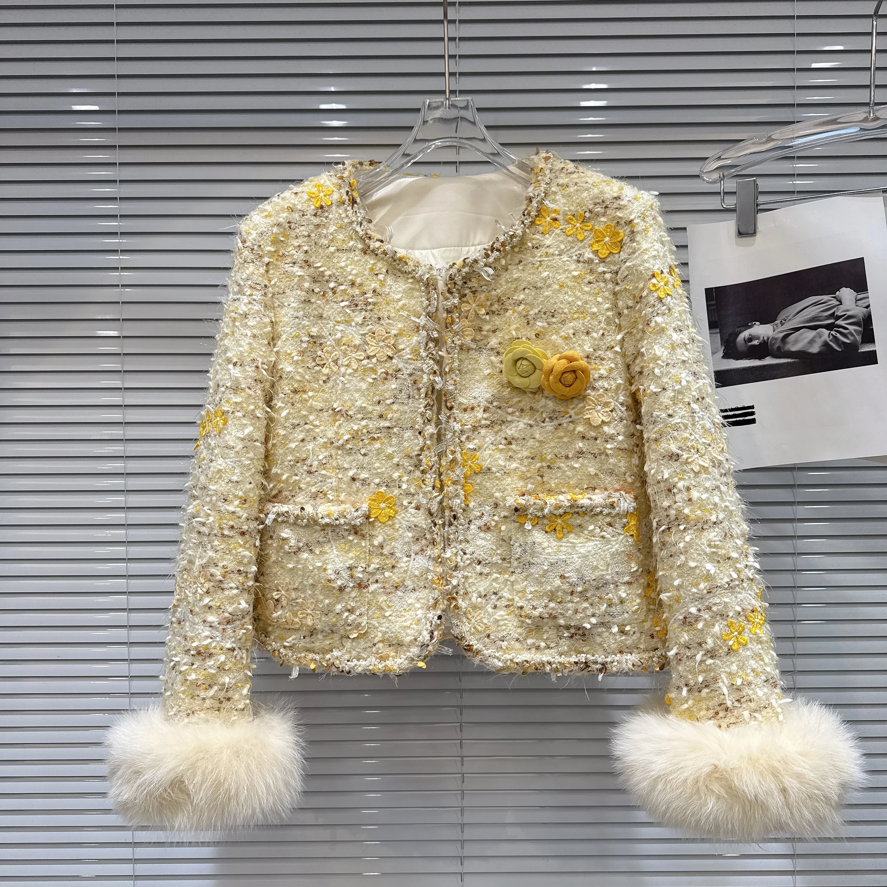 2025 Winter New High-End Socialite Fox Fur Sleeve Tweed Down Liner Short Coat for Women, High Waist Yellow Coats Office Ladies
2025 Winter New High-End Socialite Fox Fur Sleeve Tweed Down Liner Short Coat for Women, High Waist Yellow Coats Office Ladies