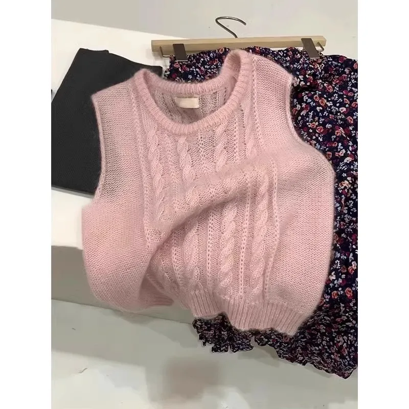 2026 Spring and Summer New Temperament Elegant Sleeveless Knitted Twist Vest Vest with Women's Outer Wear Short Hollow Top
2026 Spring and Summer New Temperament Elegant Sleeveless Knitted Twist Vest Vest with Women's Outer Wear Short Hollow Top