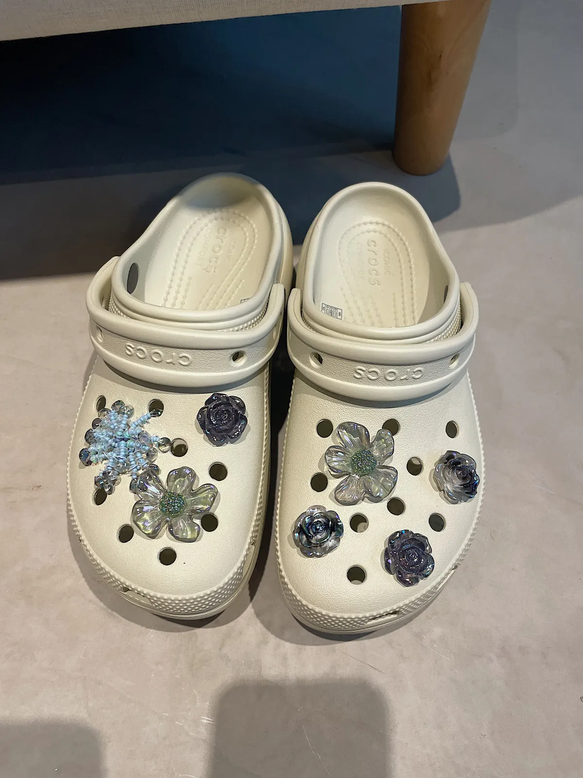 Iridescent Flower Shoe Charms for Clog Shoes Blue Rose Daisy DIY Decoration Accessories Cute Garden Sandal Buckles
Iridescent Flower Shoe Charms for Clog Shoes Blue Rose Daisy DIY Decoration Accessories Cute Garden Sandal Buckles
