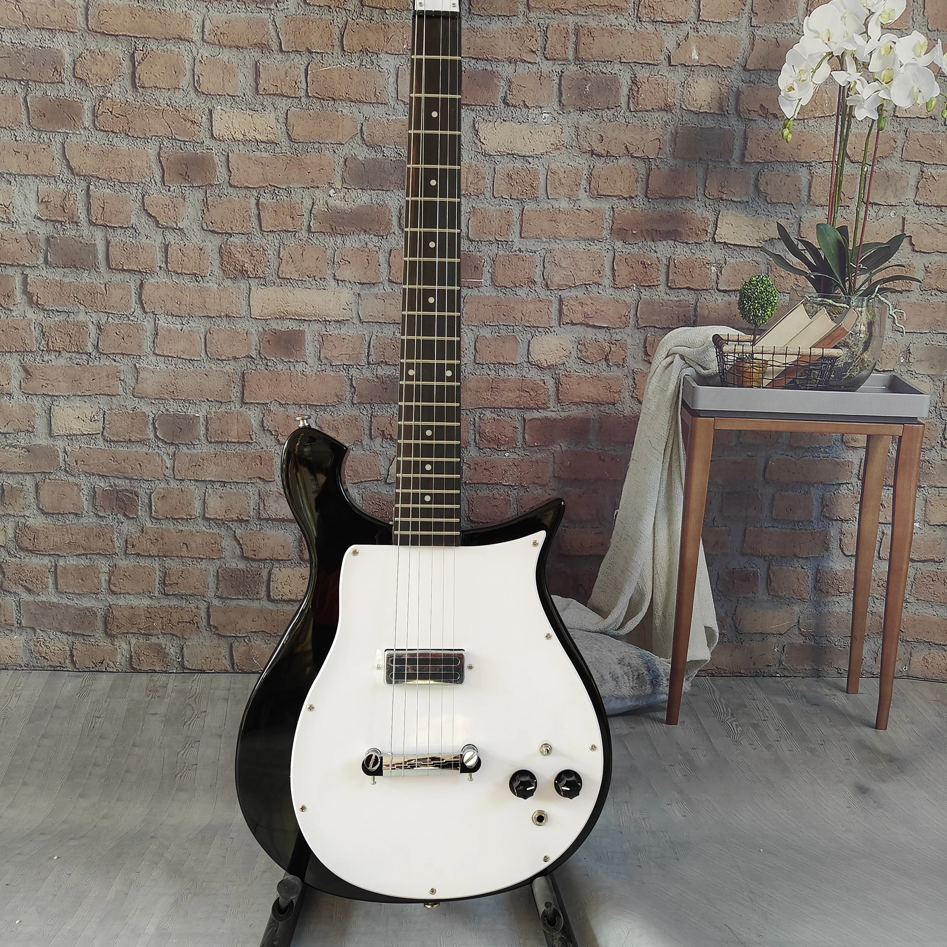 Unique Black-and-White Color Block Personalized Electric Guitar, Ultra-Simple Single Pickup Configuration, Clear and Bright Clea
Unique Black-and-White Color Block Personalized Electric Guitar, Ultra-Simple Single Pickup Configuration, Clear and Bright Clea