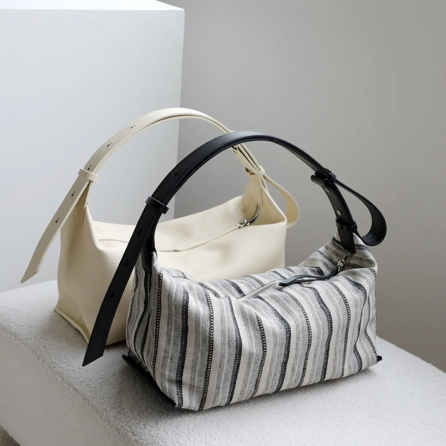 FIRMRANCH 2026 Casual Large Capacity Linen Striped Toast Bag Women's Cowhide Shoulder Crossbody Pillow Purse
FIRMRANCH 2026 Casual Large Capacity Linen Striped Toast Bag Women's Cowhide Shoulder Crossbody Pillow Purse
