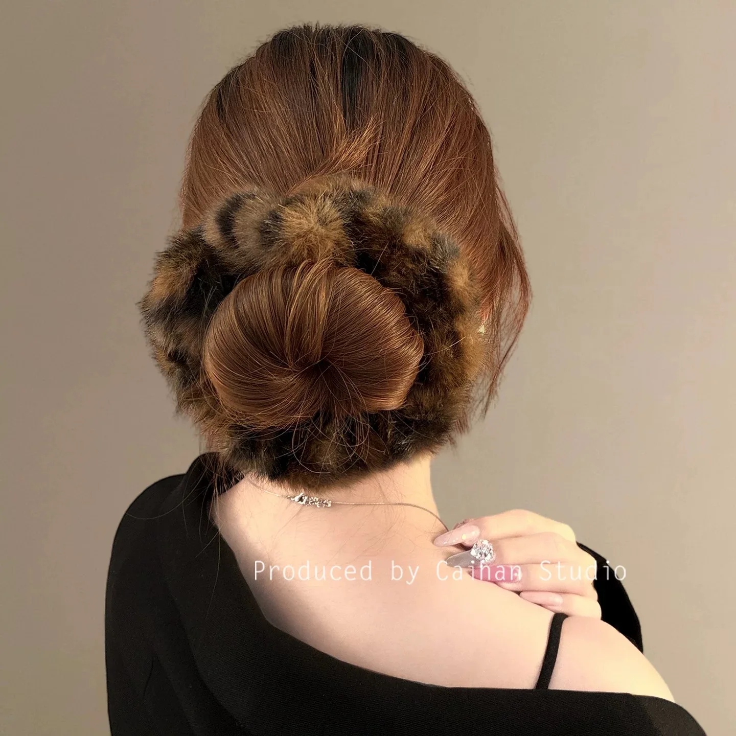 1 шт., осенне-зимняя модная плюшевая резинка для волос с леопардовым принтом, элегантная резинка для волос, высокая эластичность и прочная повязка для волос
1 шт., осенне-зимняя модная плюшевая резинка для волос с леопардовым принтом, элегантная резинка для волос, высокая эластичность и прочная повязка для волос