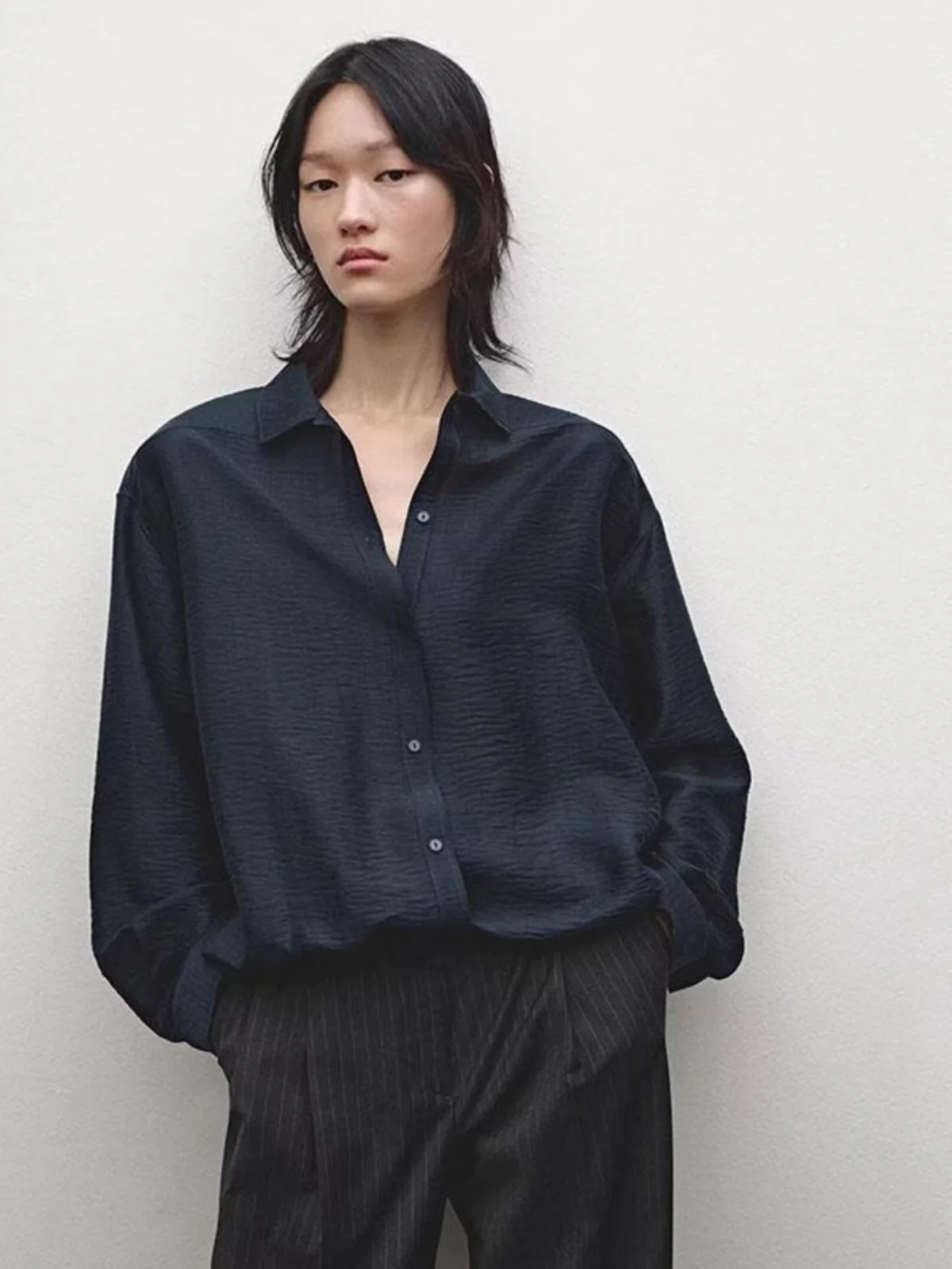 Новая весенняя женская повседневная блузка из шелка с глубоким V-образным вырезом, плиссированной текстурой, длинными рукавами, свободного кроя, с воротником, премиум-класса
Новая весенняя женская повседневная блузка из шелка с глубоким V-образным вырезом, плиссированной текстурой, длинными рукавами, свободного кроя, с воротником, премиум-класса