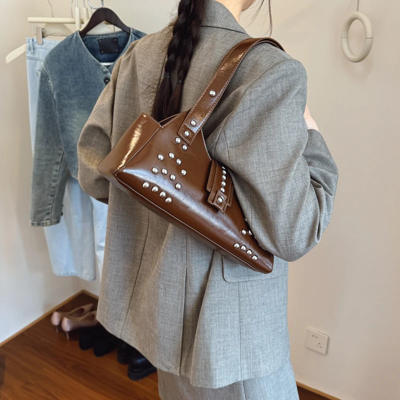 Women Leather Luxury Classic Fashion Shoulder Bag Designer Tote Handbag For Trendy Urban Wear
Women Leather Luxury Classic Fashion Shoulder Bag Designer Tote Handbag For Trendy Urban Wear