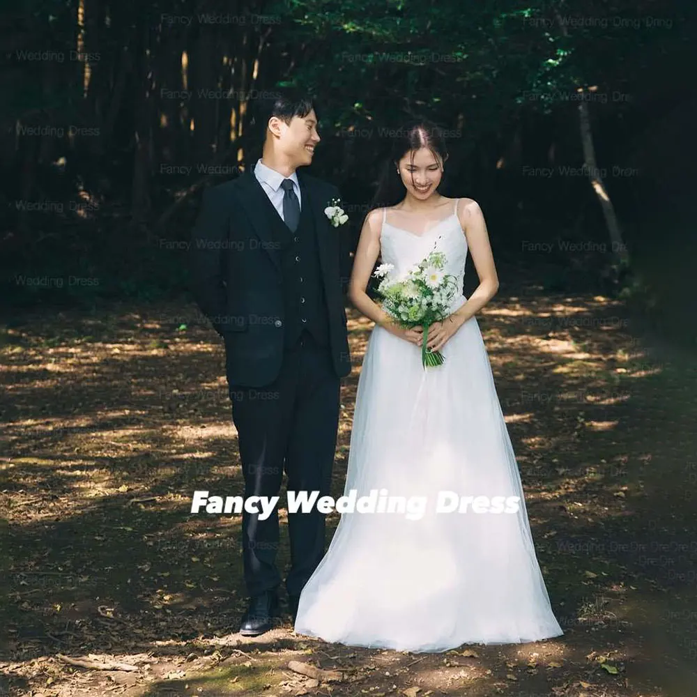 Fancy Simple V Neck Soft Tulle Wedding Dress Korea Photo Shoot A Line Spaghetti Straps Bridal Gown Back Corset Customized
Fancy Simple V Neck Soft Tulle Wedding Dress Korea Photo Shoot A Line Spaghetti Straps Bridal Gown Back Corset Customized