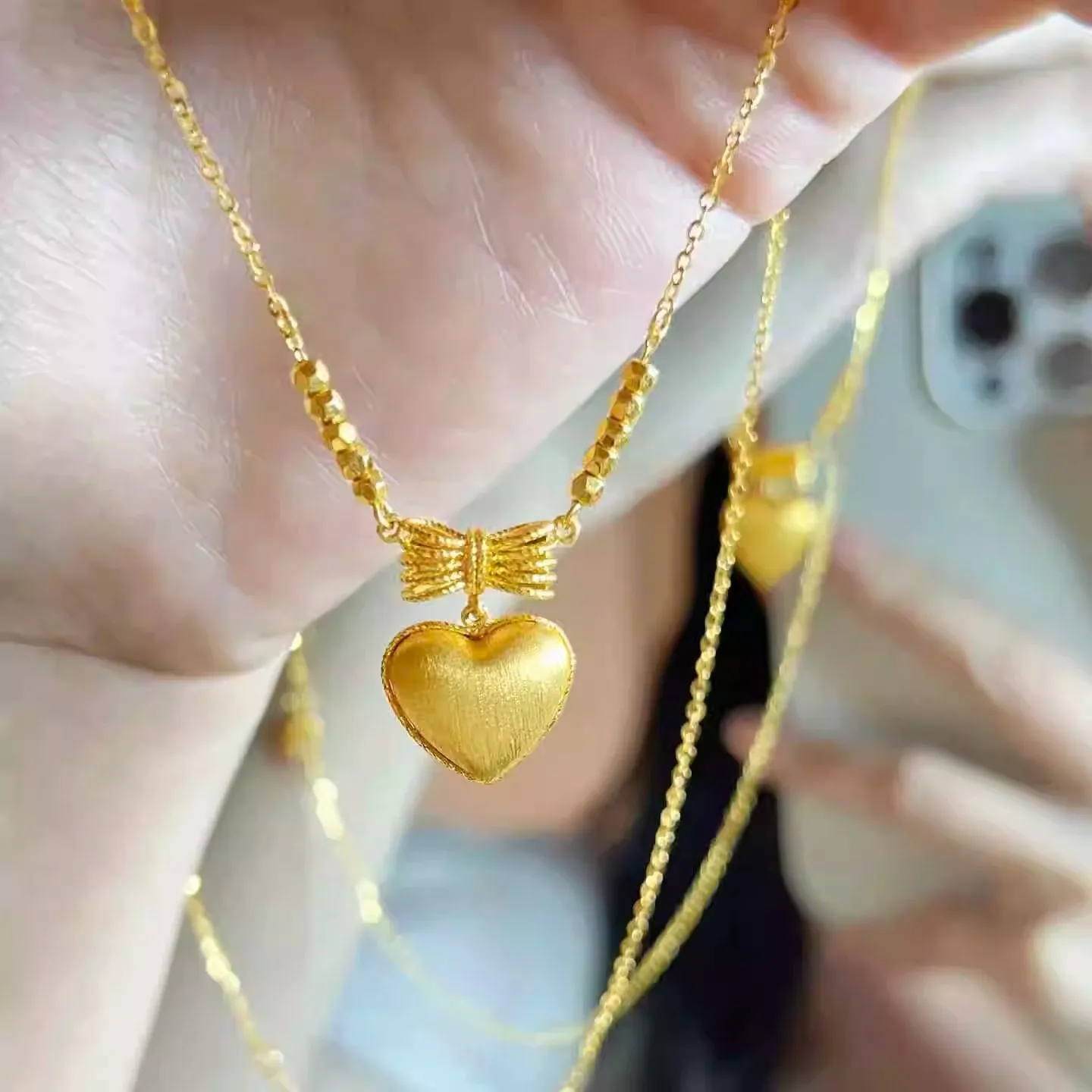 9999 gold silk heart-shaped necklace. New Chinese style accessory. Fashion item. Similar to the one on Xiaohongshu.
9999 gold silk heart-shaped necklace. New Chinese style accessory. Fashion item. Similar to the one on Xiaohongshu.