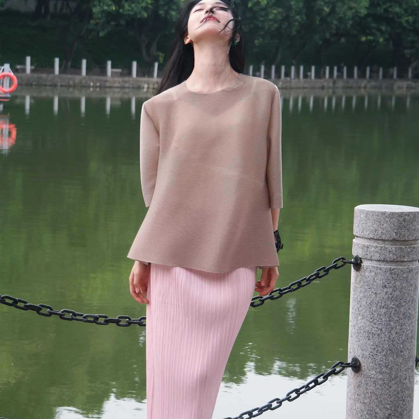 Miyake Pleated 2025 Autumn and Winter Fashion High-end Suit Women Simple Casual Irregular Top Loose Temperament Half Skirt
Miyake Pleated 2025 Autumn and Winter Fashion High-end Suit Women Simple Casual Irregular Top Loose Temperament Half Skirt