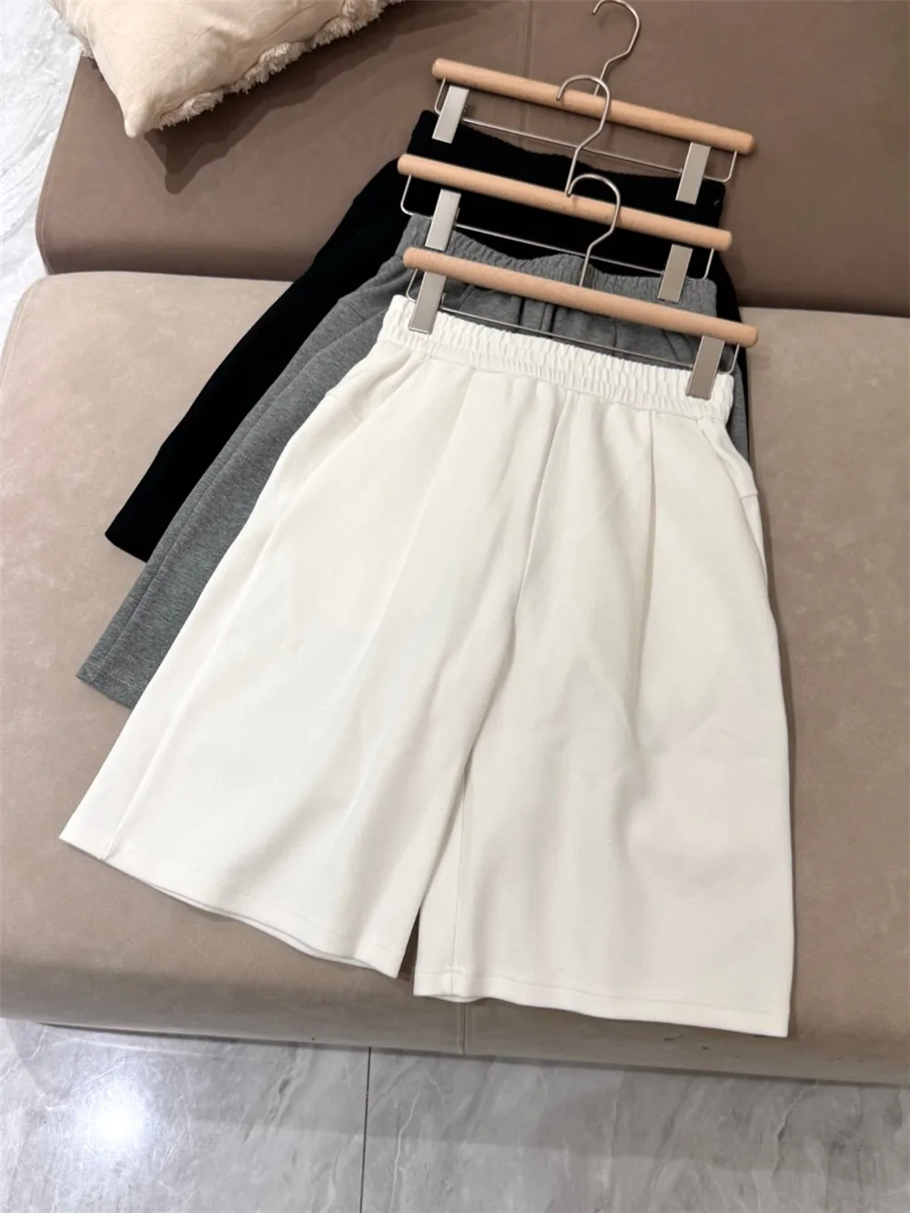 25 New Women's High-quality Nail Bead Cotton Casual And Fashionable Versatile High Waisted Elastic Shorts
25 New Women's High-quality Nail Bead Cotton Casual And Fashionable Versatile High Waisted Elastic Shorts