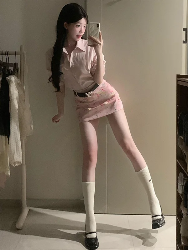 Pink Floral Print Shirt And Short Skirt Two-Piece Set Korean Style College Fashion Slimming Summer Outfit High Waist Neck
Pink Floral Print Shirt And Short Skirt Two-Piece Set Korean Style College Fashion Slimming Summer Outfit High Waist Neck