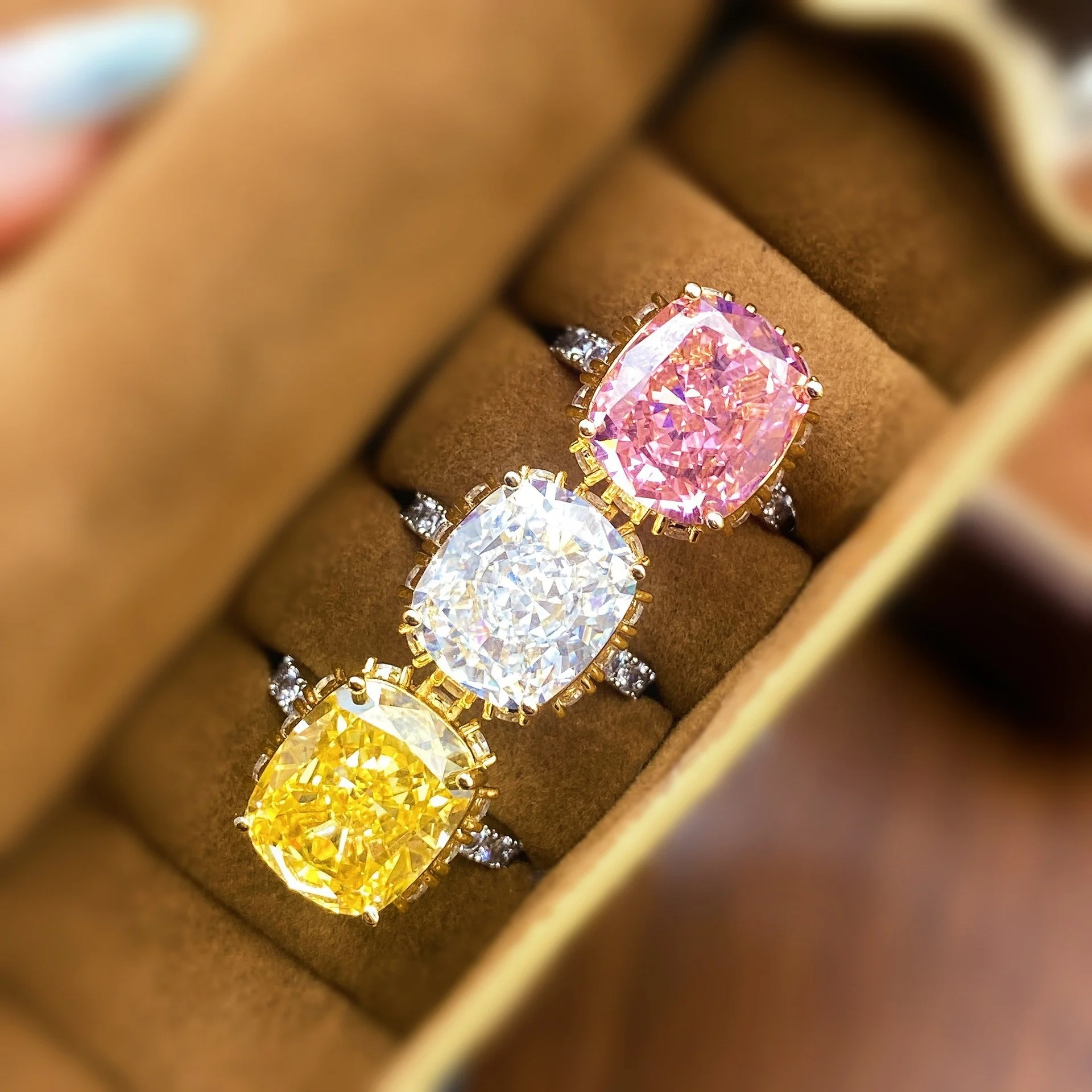 925 Sterling Silver Luxury Stylish Ice Cut Women's Ring, Sparkling Yellow Oval Gem Band
925 Sterling Silver Luxury Stylish Ice Cut Women's Ring, Sparkling Yellow Oval Gem Band