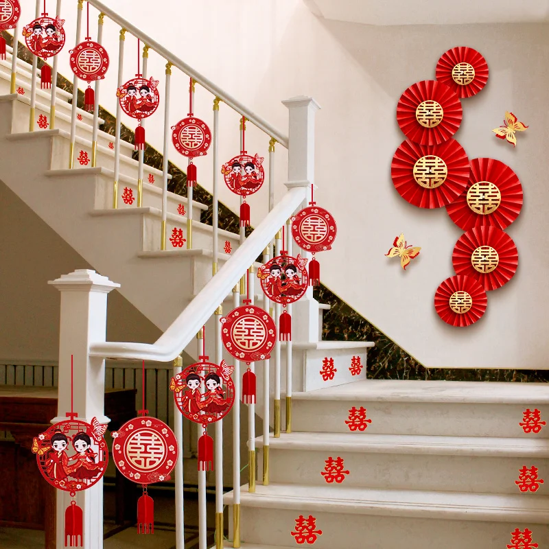 Украшение лестницы, свадебные поручни, перила, простые маленькие подвески.
Украшение лестницы, свадебные поручни, перила, простые маленькие подвески.