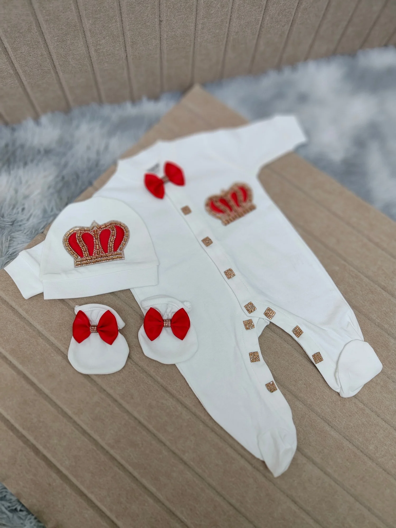 Newborn 3PCS Crown Embroidered Footed Romper Set Baby Boy Girl Formal Outfit with Hat and Mittens Red Bow Tie Noble Style
Newborn 3PCS Crown Embroidered Footed Romper Set Baby Boy Girl Formal Outfit with Hat and Mittens Red Bow Tie Noble Style