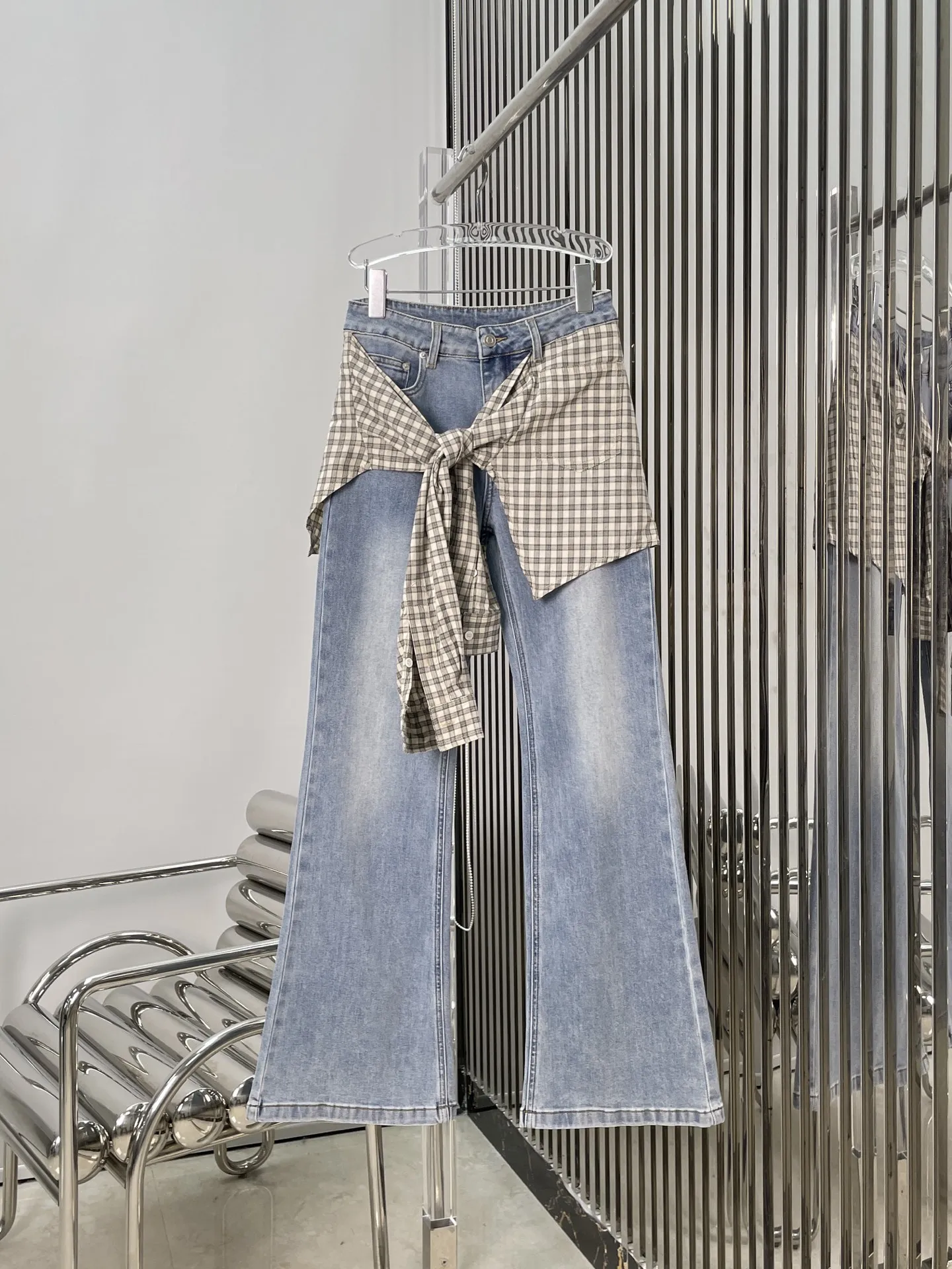 Retro High Waist Plaid Shirt And Jeans Combo Women's Fashion Slimming Bell Bottoms Fake Two-Piece Ensemble Tie Detail
Retro High Waist Plaid Shirt And Jeans Combo Women's Fashion Slimming Bell Bottoms Fake Two-Piece Ensemble Tie Detail