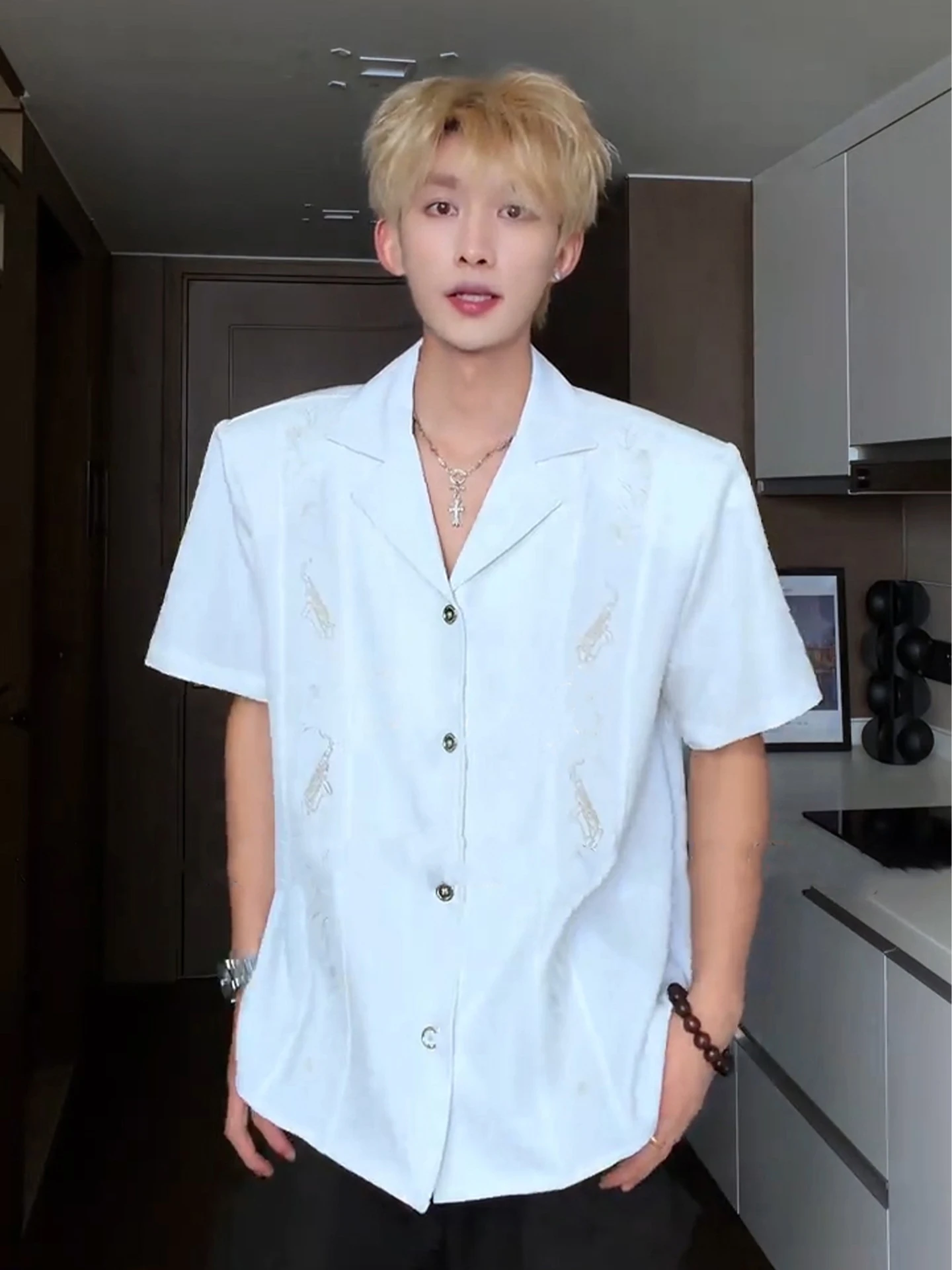 White Embroidered Ice Silk Shoulder Pad Short Sleeve Shirt Men's Summer High-End Suit Collar Outerwear Breathable Casual Style
White Embroidered Ice Silk Shoulder Pad Short Sleeve Shirt Men's Summer High-End Suit Collar Outerwear Breathable Casual Style